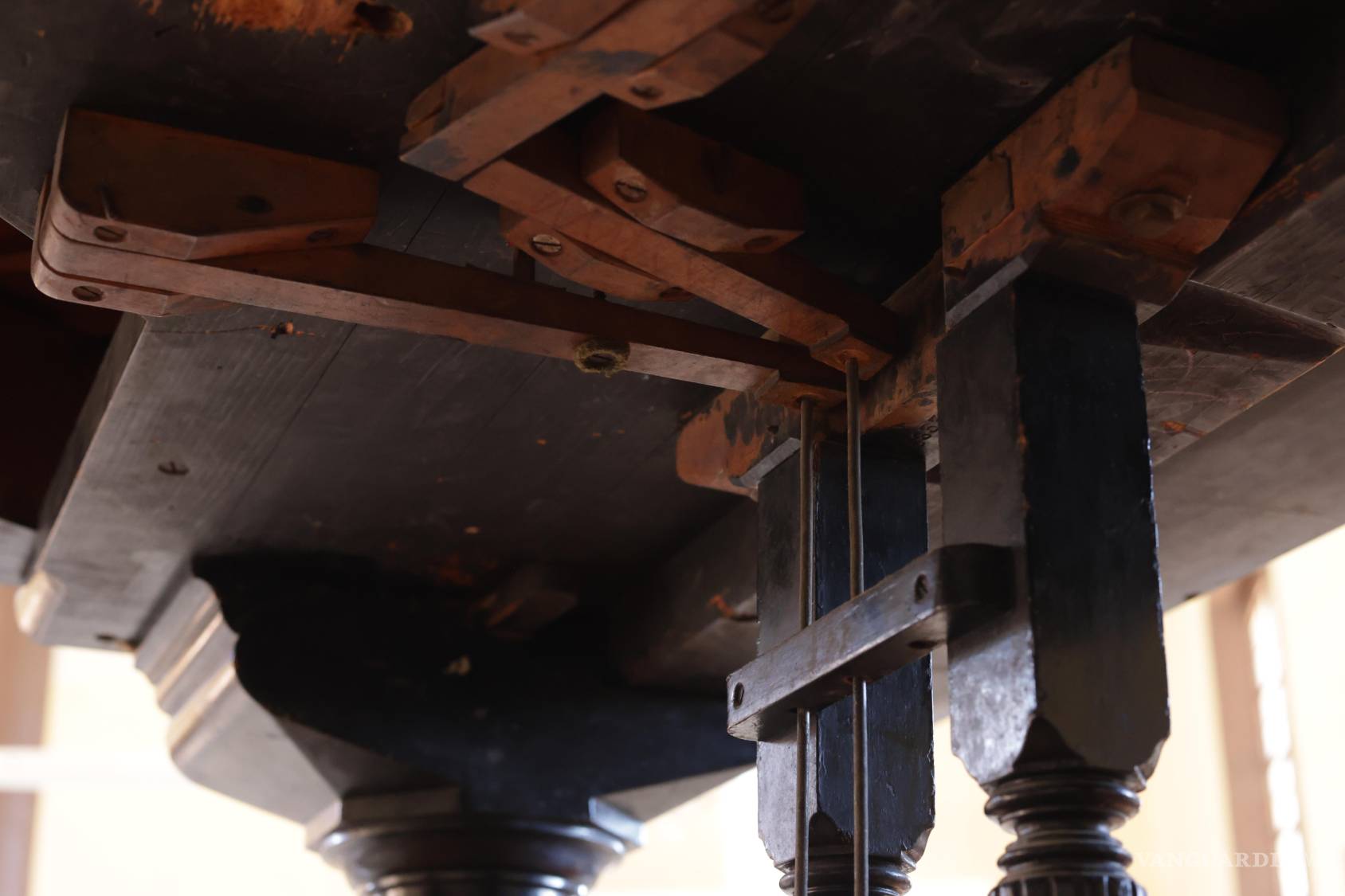 $!La estructura inferior deja ver parte del entramado de madera y soportes que hacen del piano un objeto considerablemente más difícil de mover de lo que permite imaginar la fantasía.