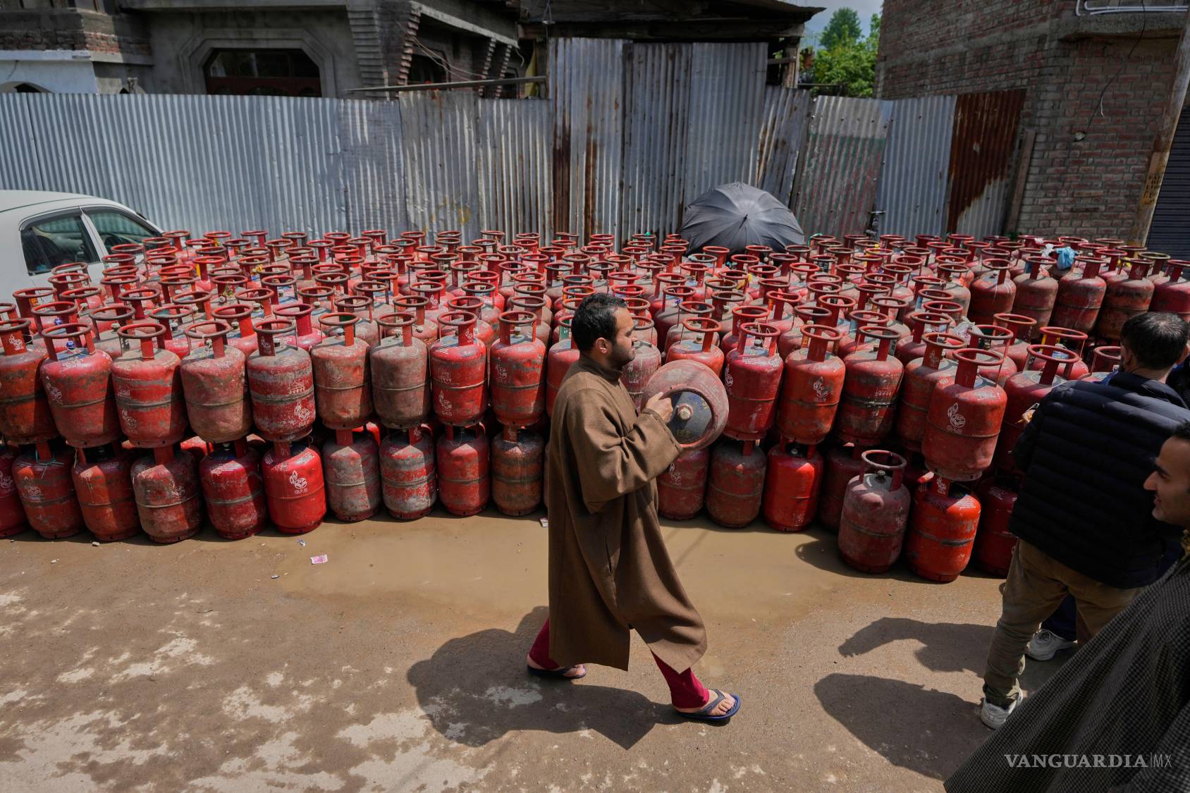 $!Un hombre de Cachemira lleva un tanque vacío de gas natural licuado a un distribuidor autorizado en Srinagar, en la Cachemira controlada por la India.
