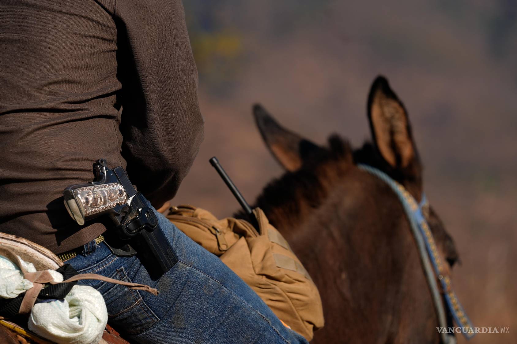 $!Un miembro de un grupo local de autodefensa formado por residentes en respuesta a la violencia de los cárteles monta guardia en Guajes de Ayala, Guerrero.