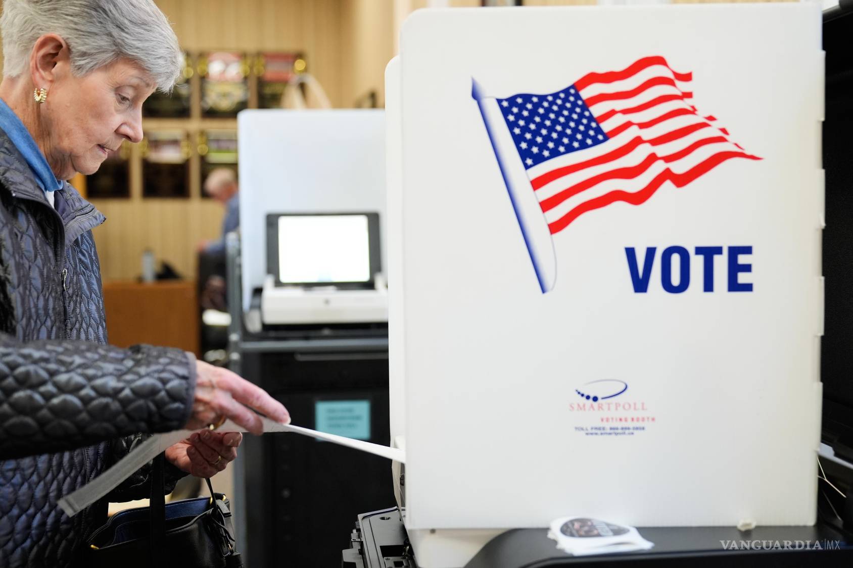 $!Una mujer introduce su papeleta en una máquina de escaneo en un centro de votación anticipada en Haverstraw, Nueva York, el lunes 26 de octubre de 2026.