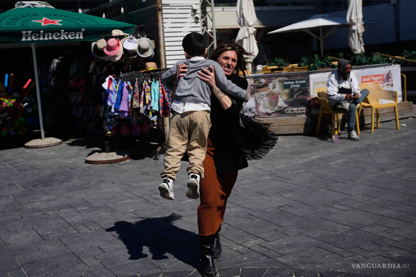 $!La gente corre a refugiarse mientras suenan las sirenas de advertencia tras el lanzamiento de un misil hacia Israel, en Tel Aviv, Israel.