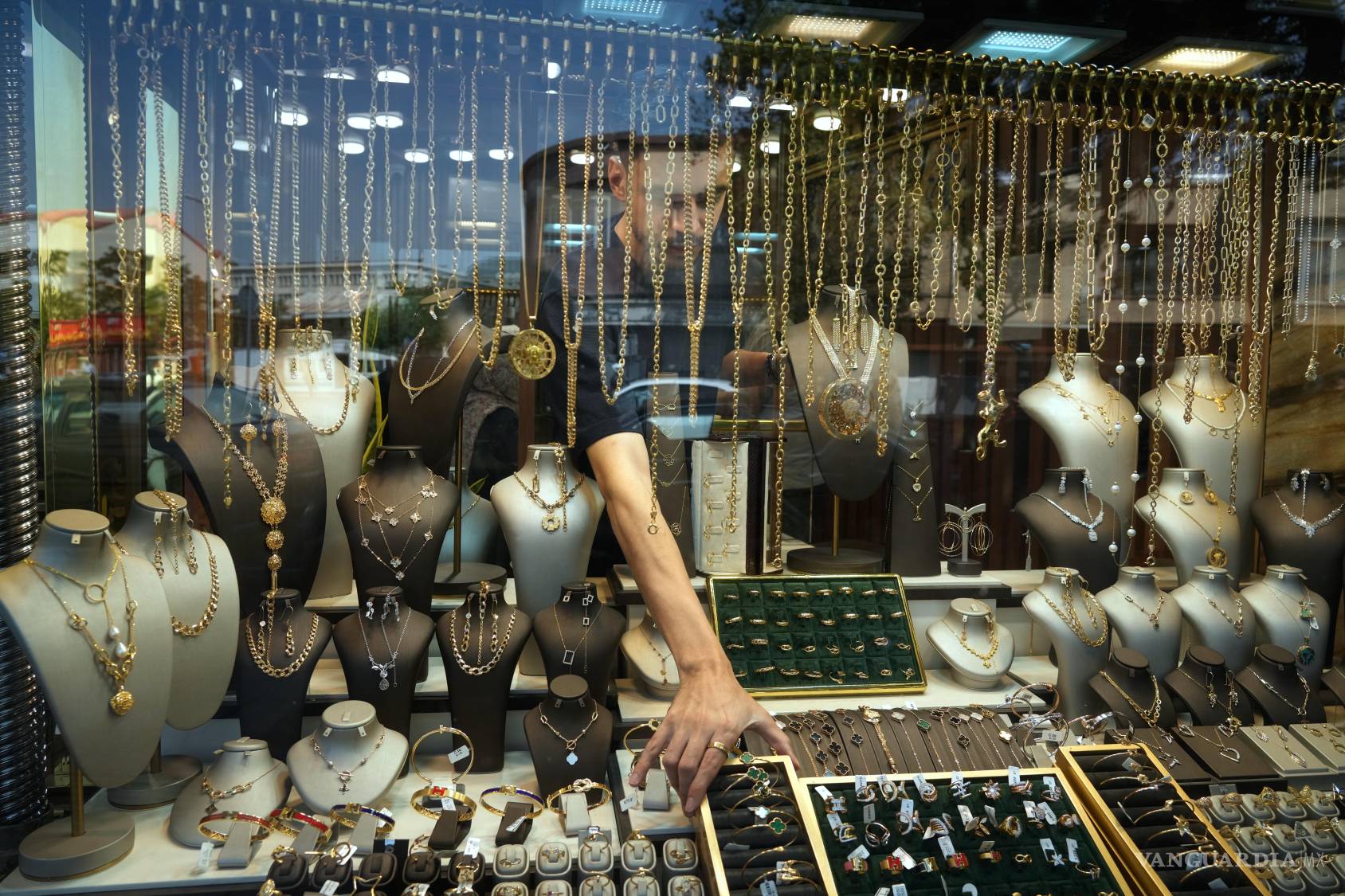 $!Un orfebre arregla el escaparate de su tienda de oro en el centro de Teherán, Irán.