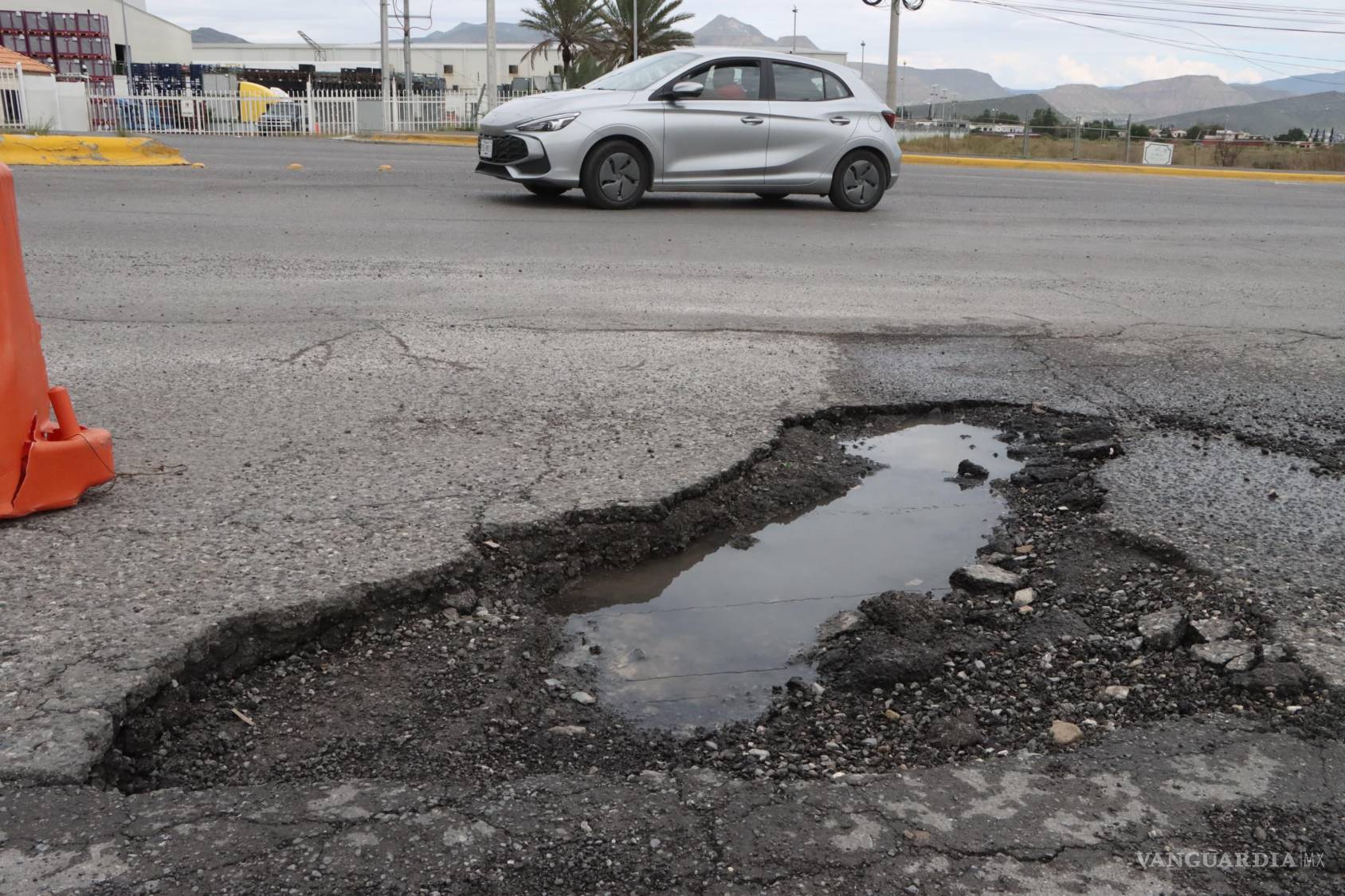 $!Los baches del bulevar Teresitas obligan a cuadrillas a reparar constantemente el pavimento afectado por las lluvias.