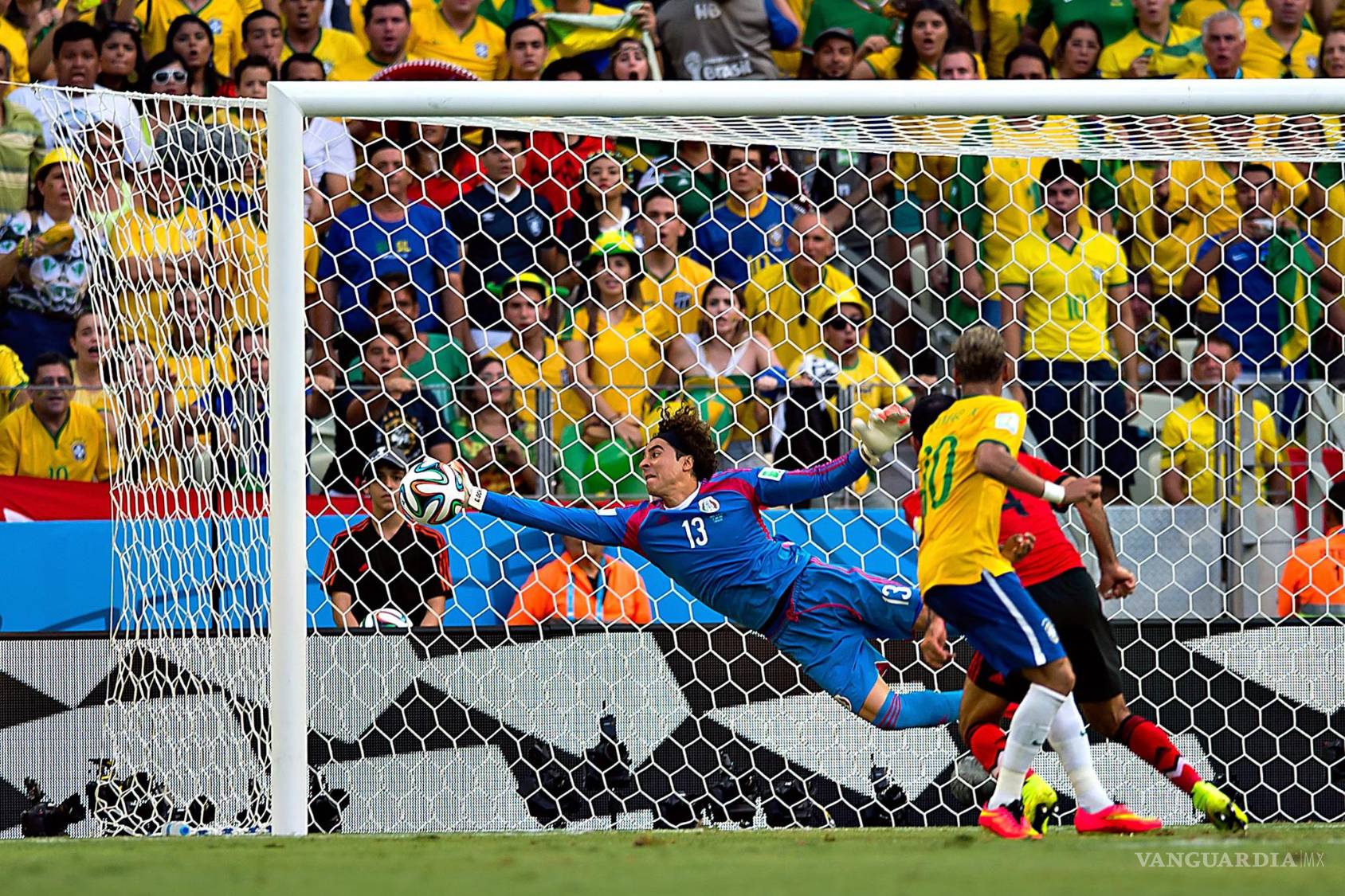 $!Memo Ochoa se agigantó ante Brasil y regaló una de las actuaciones más memorables de un portero mexicano.