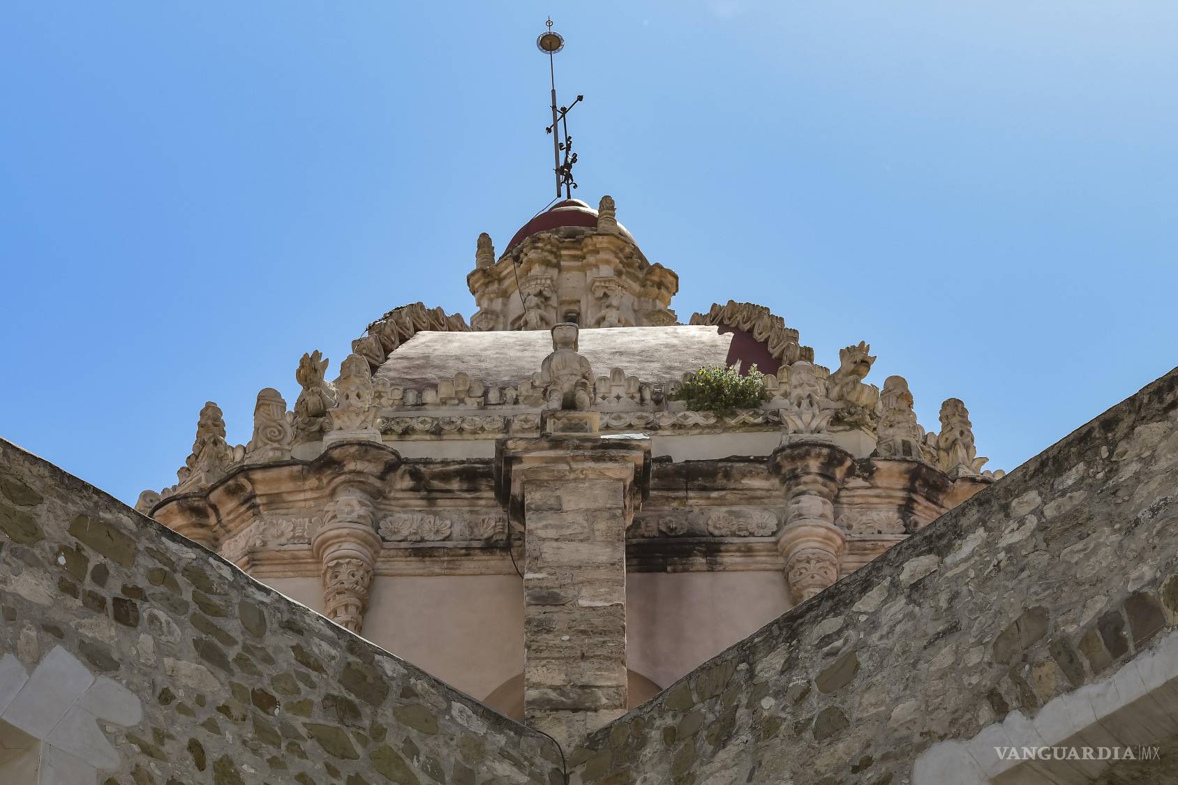 $!Cornisas, remates y figuras aparecen cuando el cuerpo se detiene y cambia de ángulo. La parte alta de la Catedral pertenece a ese otro Saltillo que existe sobre nuestras cabezas, aunque pocas veces lo observemos.