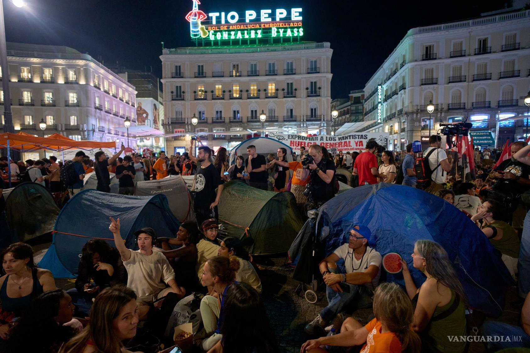 $!Cientos de manifestantes acamparon en la Puerta del Sol exigiendo un freno a las alzas de alquiler.