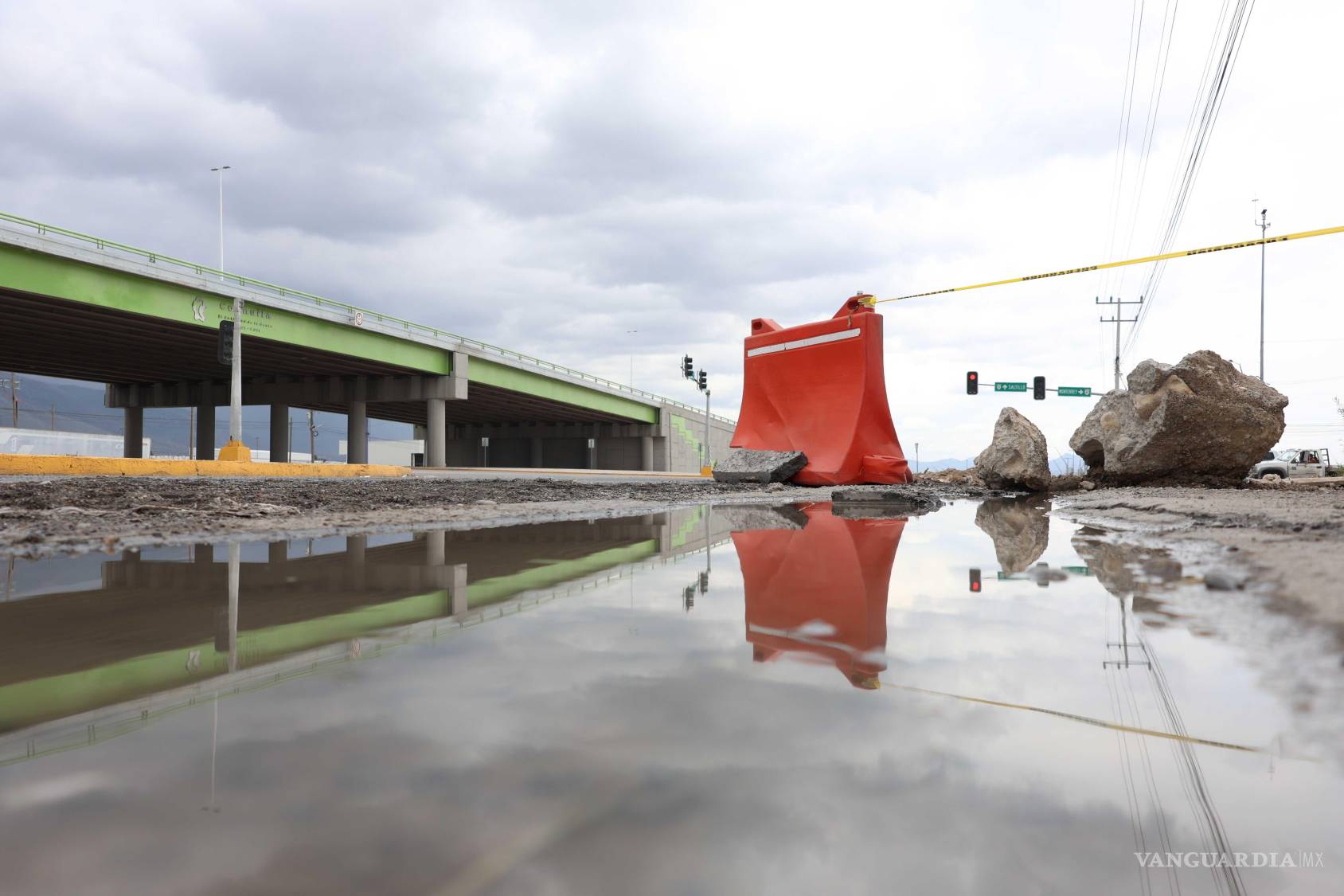 $!El cruce cerca del puente en Arteaga vuelve a convertirse en un punto de riesgo vial.