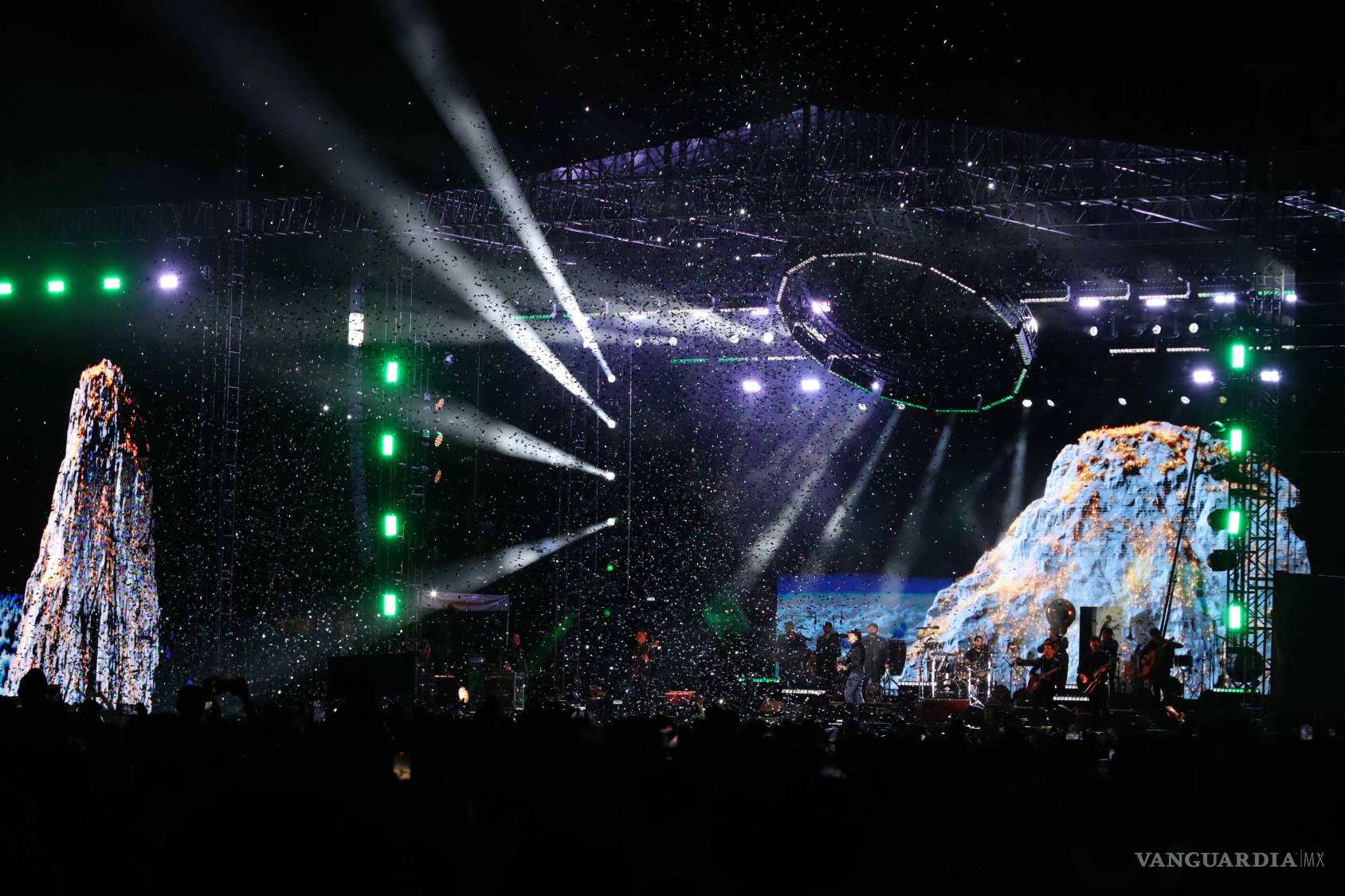 $!A lo largo de su presentación, Marca Registrada dio show con luces y pirotecnia.