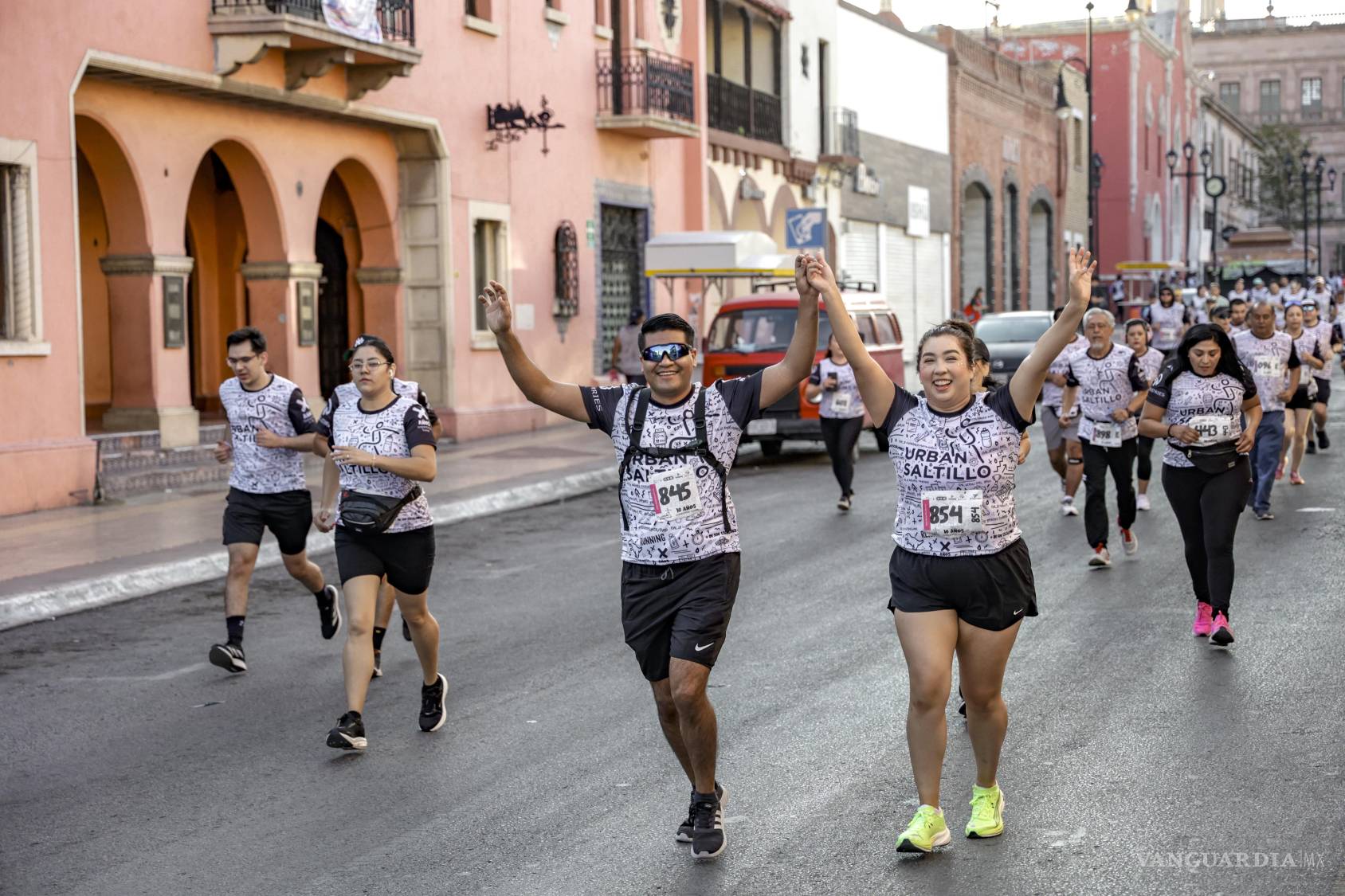 $!Participantes avanzando por las calles históricas Miguel Hidalgo y Guadalupe Victoria.