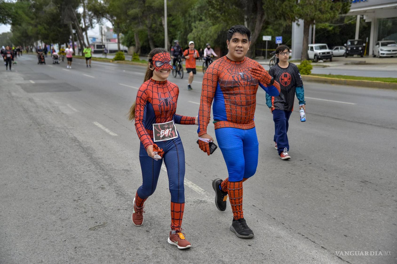 $!Familias enteras se disfrazaron del héroe más famoso de Marvel.