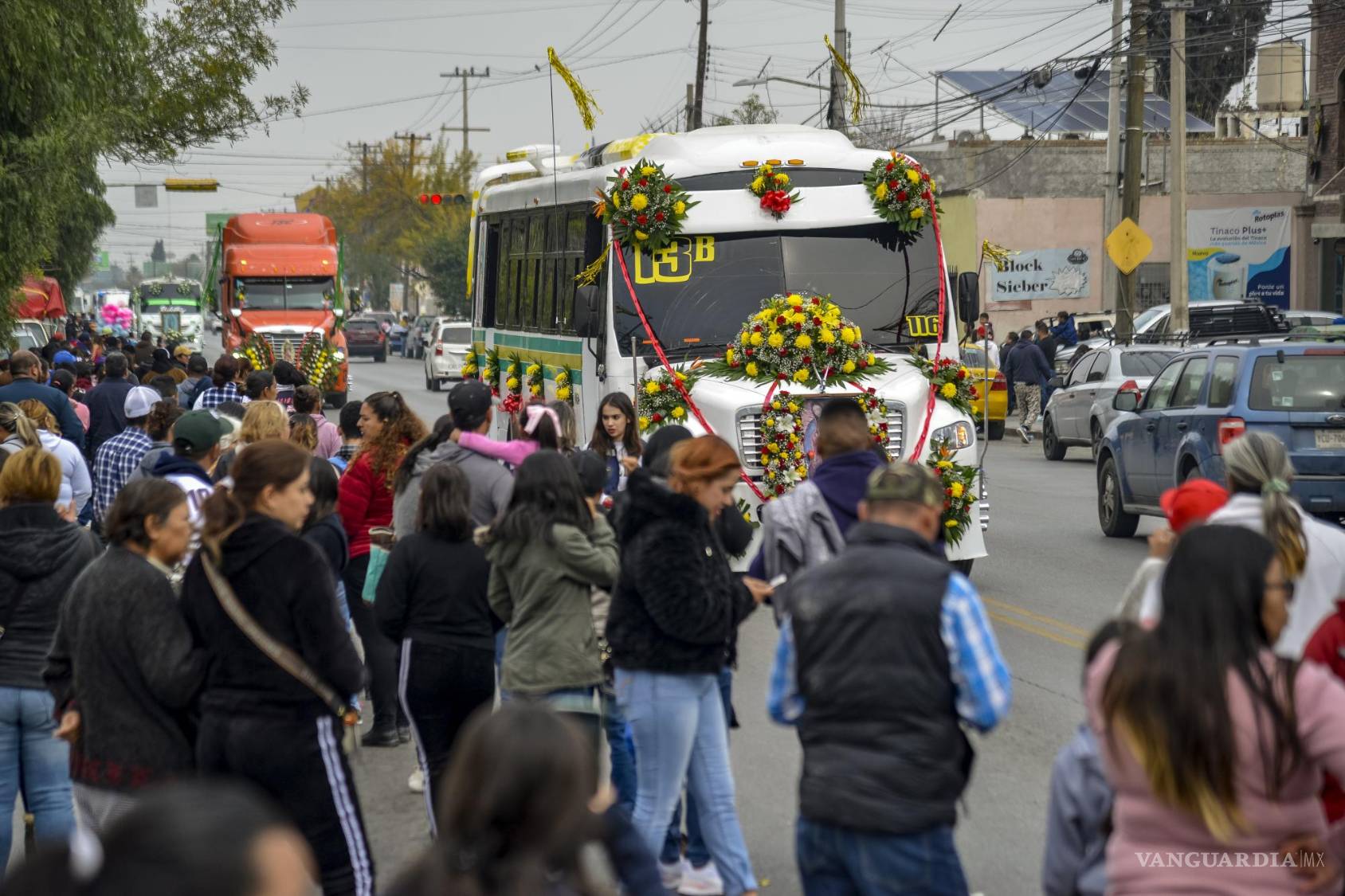 $!A lo largo del recorrido, los choferes reciben bendiciones de sacerdotes que rociaban agua y trazaban la cruz sobre cada vehículo.