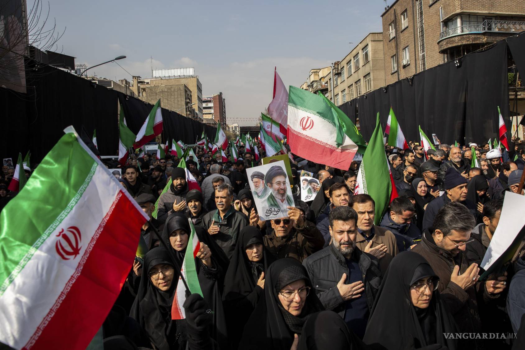 $!Personas se congregan durante una ceremonia fúnebre por altos mandos militares muertos en ataques aéreos estadounidenses-israelíes en Teherán, Irán.