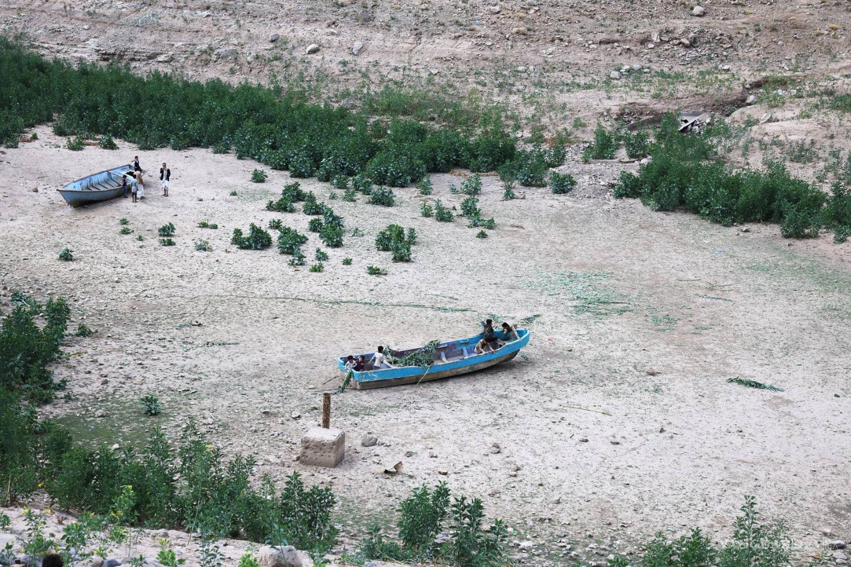 $!Embarcaciones quedan varadas en un embalse afectado por la sequía en las afueras de Sana’a, Yemen, 23 de abril de 2026.