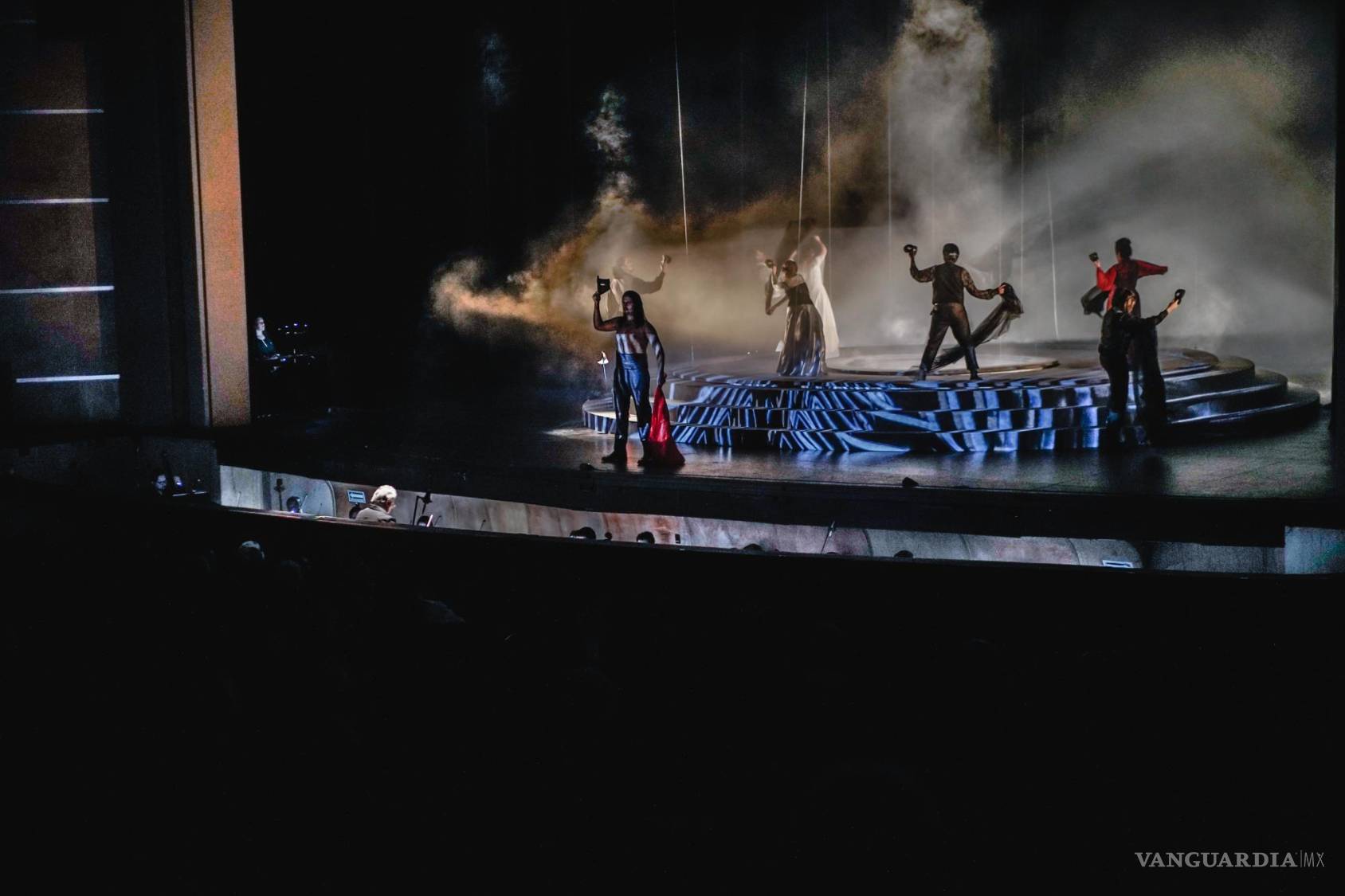 $!La escenografía elevó el espectáculo gracias a la dinámica que generó con la coreografía.