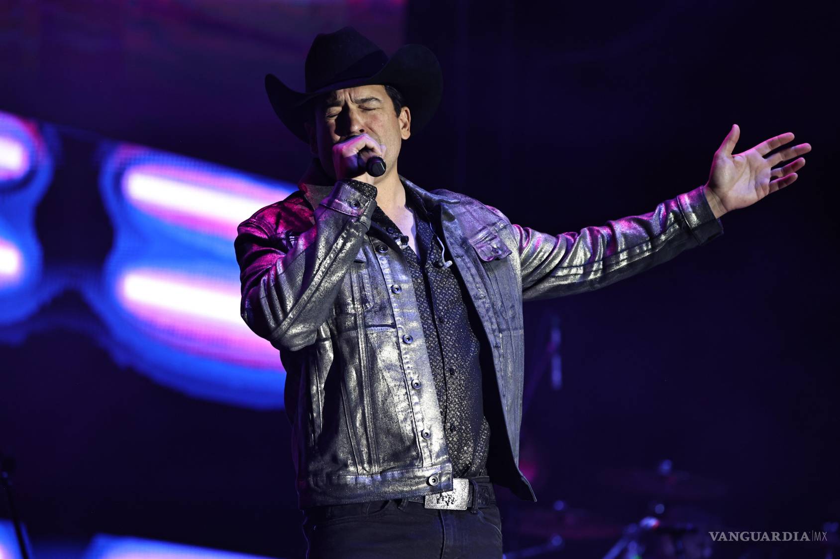 $!Bobby Pulido y Alicia Villarreal pusieron a cantar a todo en el Estadio Fco. I. Madero.