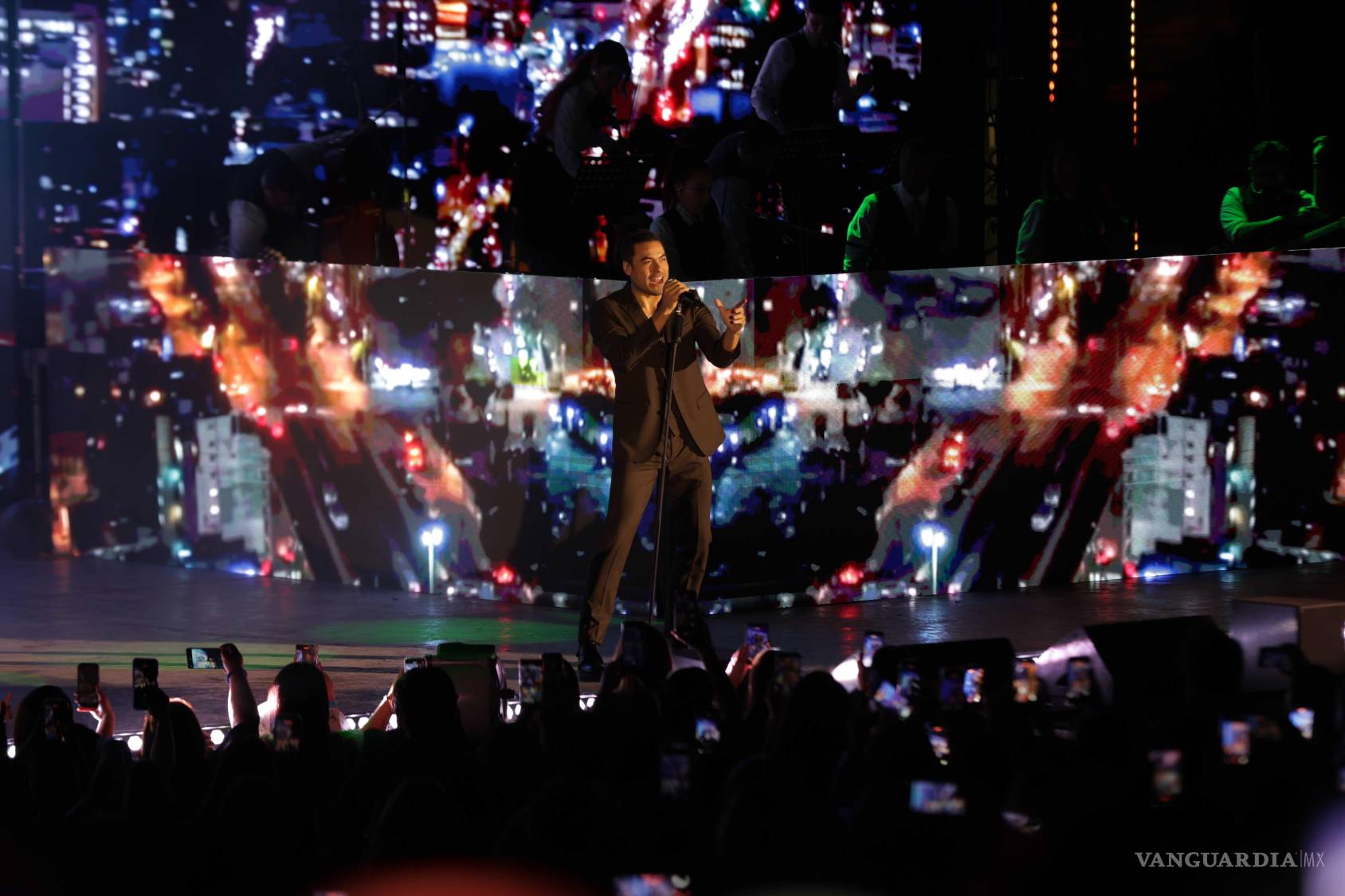 $!El cantante se mostró emocionado de su presencia en la capital de Coahuila.