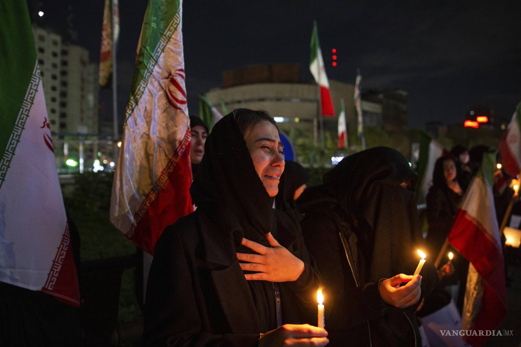 $!La gente se reúne para lamentar el asesinato del líder supremo de Irán, el ayatolá Alí Jamenei, en una vigilia en Teherán, Irán.