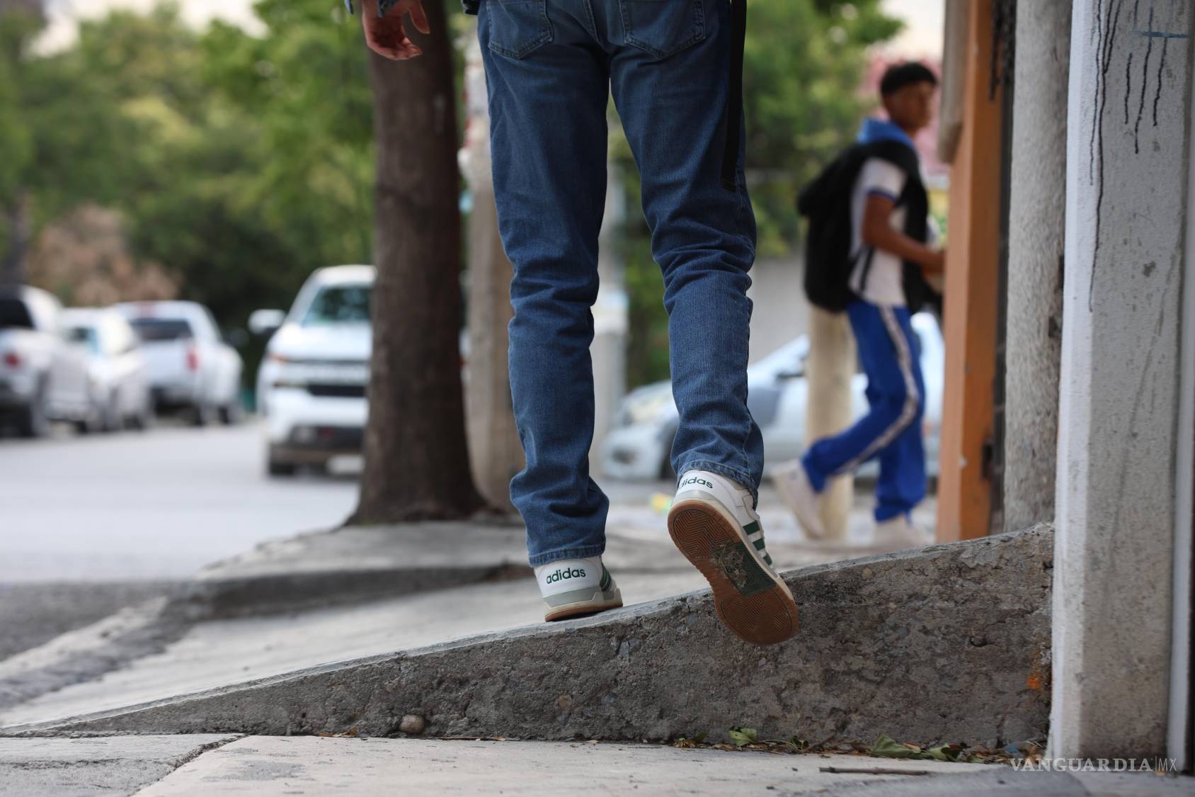$!Una banqueta rota, invadida o inclinada mal puede ser la diferencia entre seguir adelante o caer.