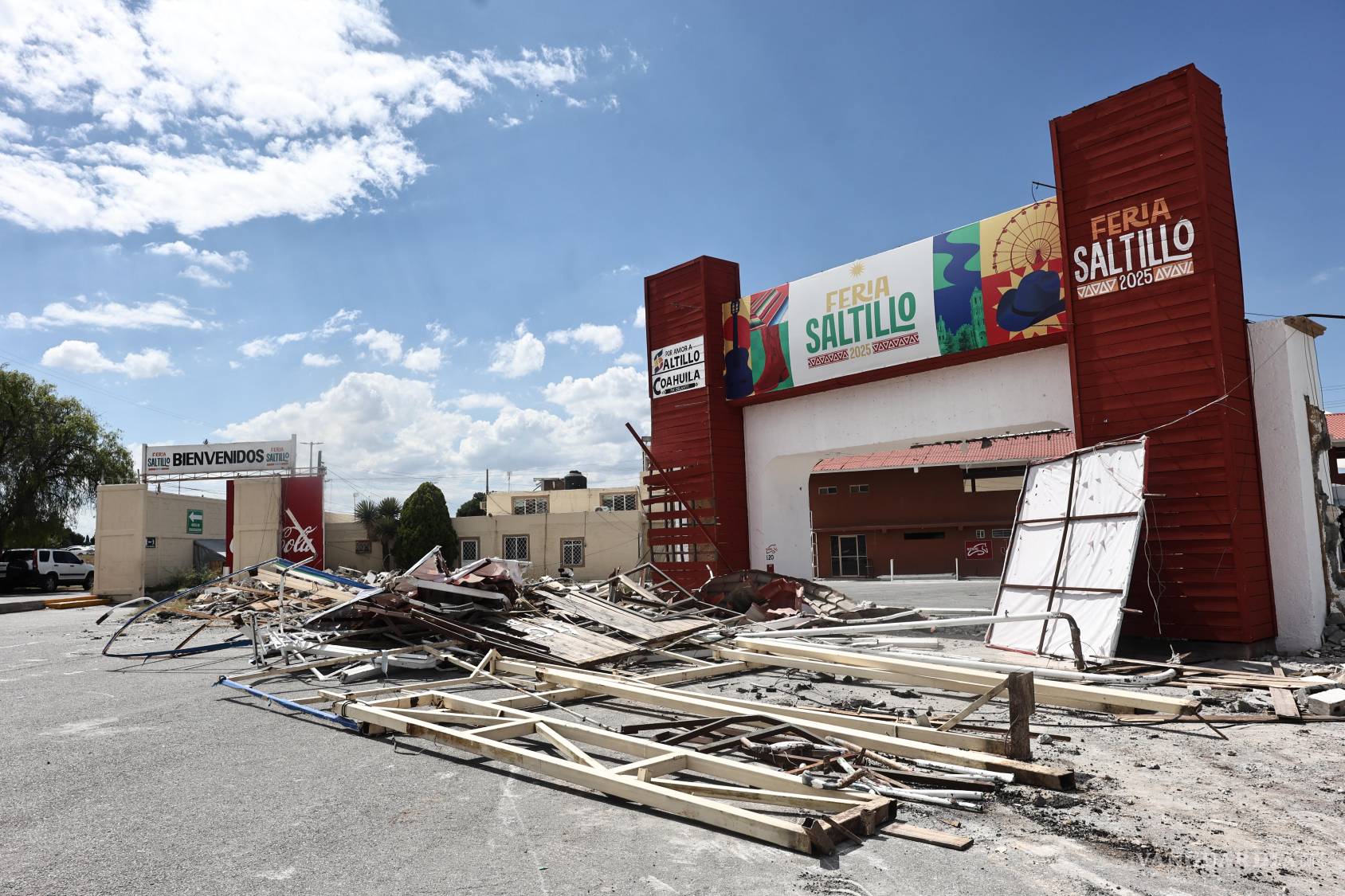 $!Demolición de accesos de los terrenos de la Feria, de cara a su remodelación.