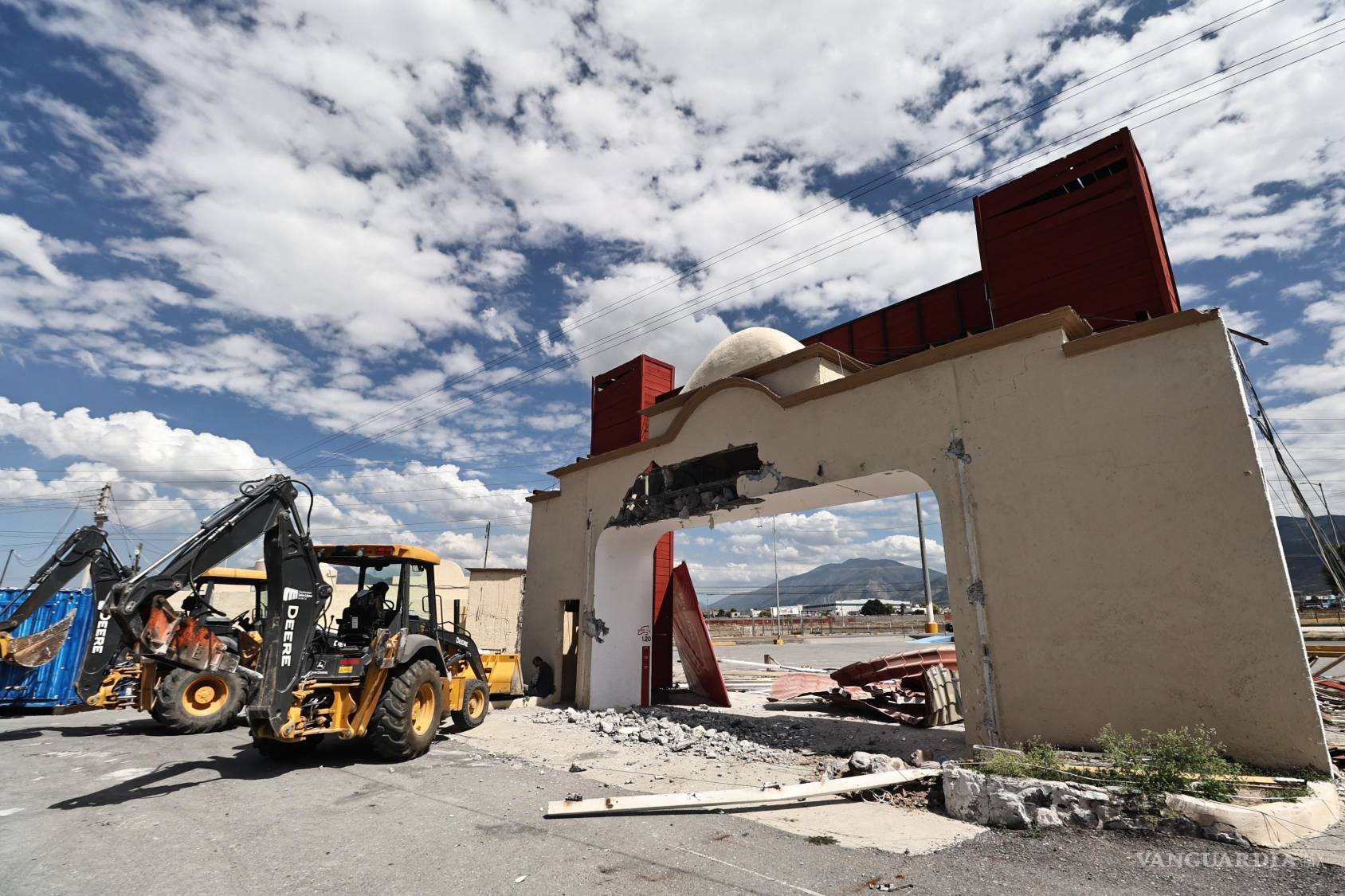 $!Demolición de accesos de los terrenos de la Feria, de cara a su remodelación.
