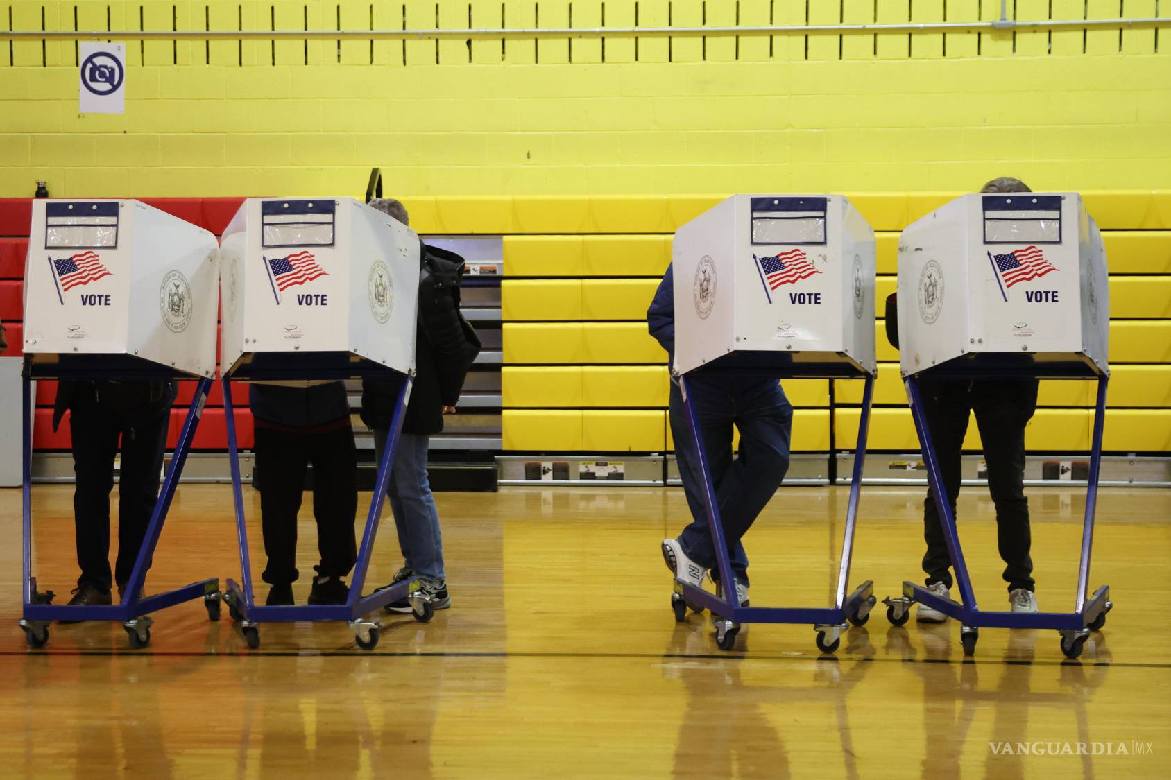 $!Las personas emitieron su voto el primer día de la votación anticipada, el sábado 24 de octubre de 2026, en Nueva York.