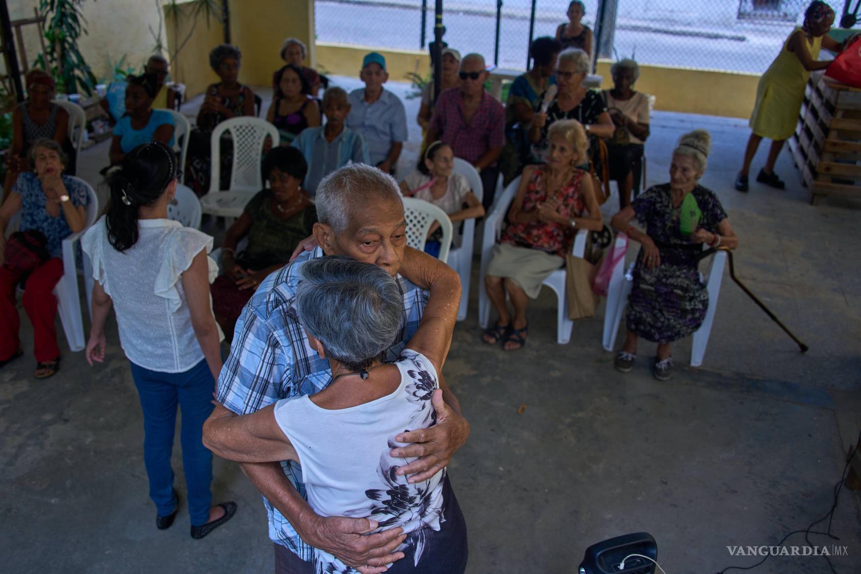 $!Lázaro Alfonso Oviedo baila con una pareja durante un evento cultural para personas mayores en La Habana, Cuba, el domingo 6 de septiembre de 2026.