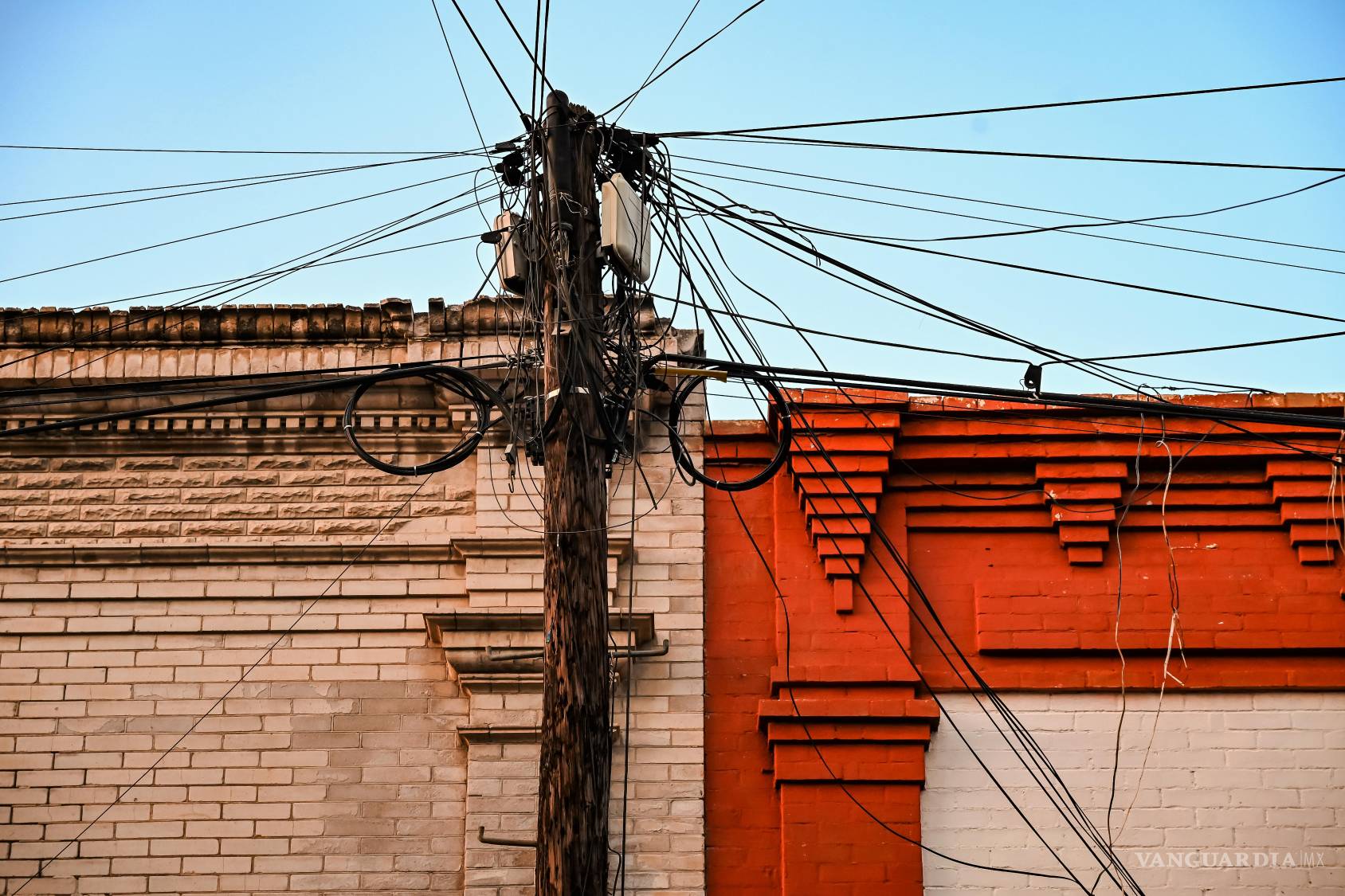 $!Las fachadas antiguas de Saltillo conservan molduras, cornisas y detalles arquitectónicos que conviven con postes, cajas de conexión y tendidos aéreos. La acumulación de infraestructura modifica su apariencia y plantea una contradicción: mientras procuramos preservar el patrimonio construido, toleramos intervenciones que dificultan apreciarlo.