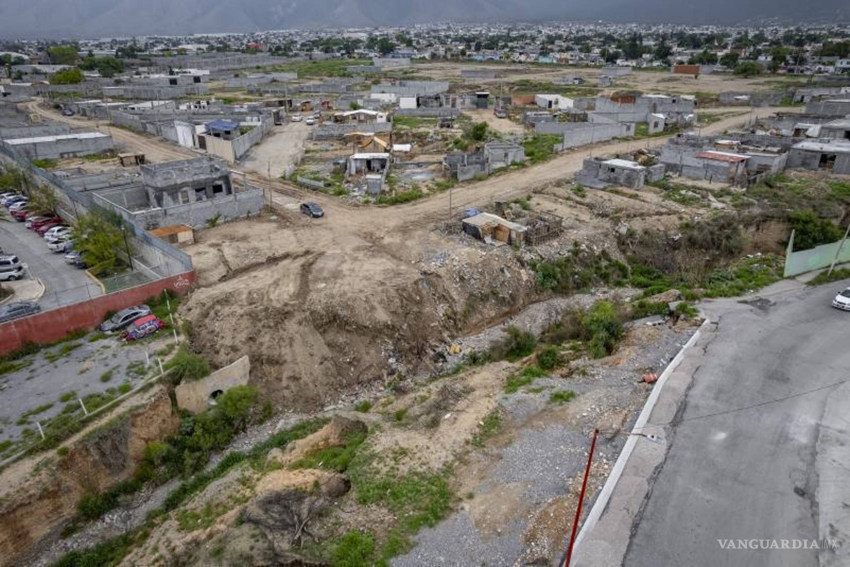 $!Las recientes construcciones sobre y junto al arroyo representan un riesgo potencial para la Casa de los Niños, ubicada justo detrás.