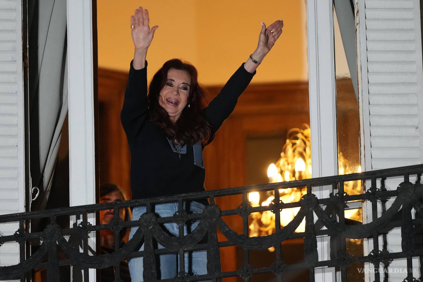 $!La expresidenta Cristina Fernández, que cumple una condena en arresto domiciliario, durante una marcha de apoyo en el cuarto aniversario de un intento de asesinarla en Buenos Aires.