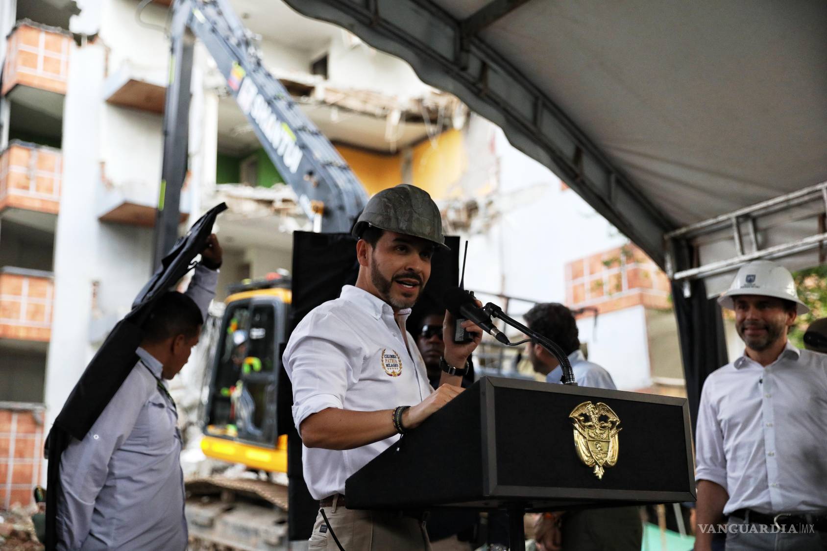 $!El presidente de Colombia, Abelardo de la Espriella, presencia la demolición de un edificio que perteneció al fallecido narcotraficante Elmer Herrera en Cali.