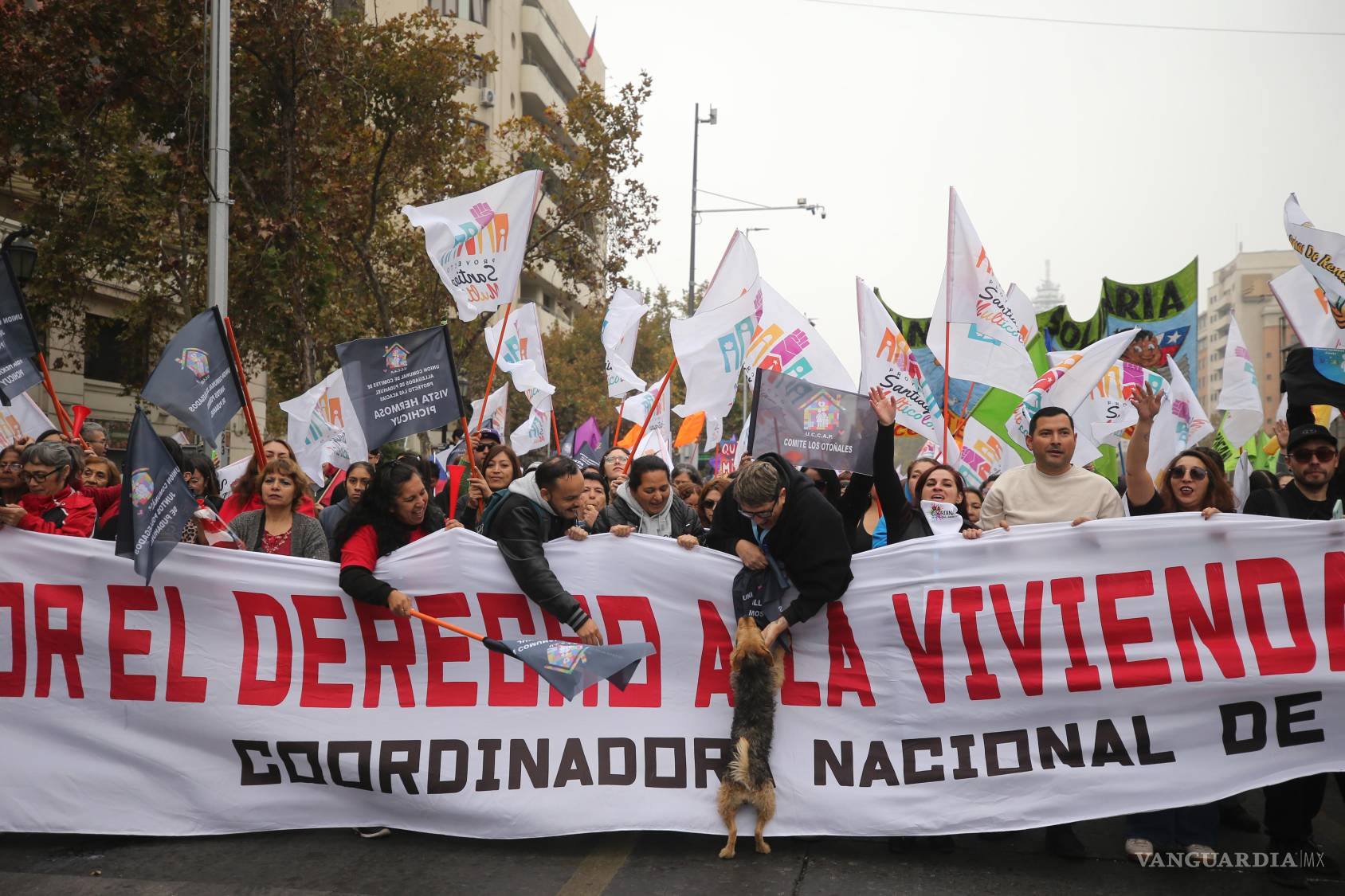 $!Personas reaccionan en una manifestación durante la conmemoración del Día Internacional del Trabajo este viernes, en Santiago, Chile.