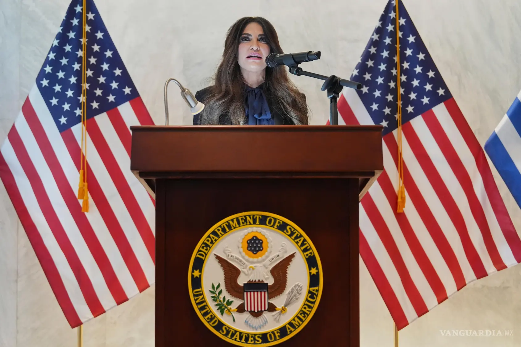 $!La exembajadora de Estados Unidos en Grecia, Kimberly Guilfoyle, en la ceremonia de inauguración en la sede de la Embajada de EU en Atenas, Grecia.