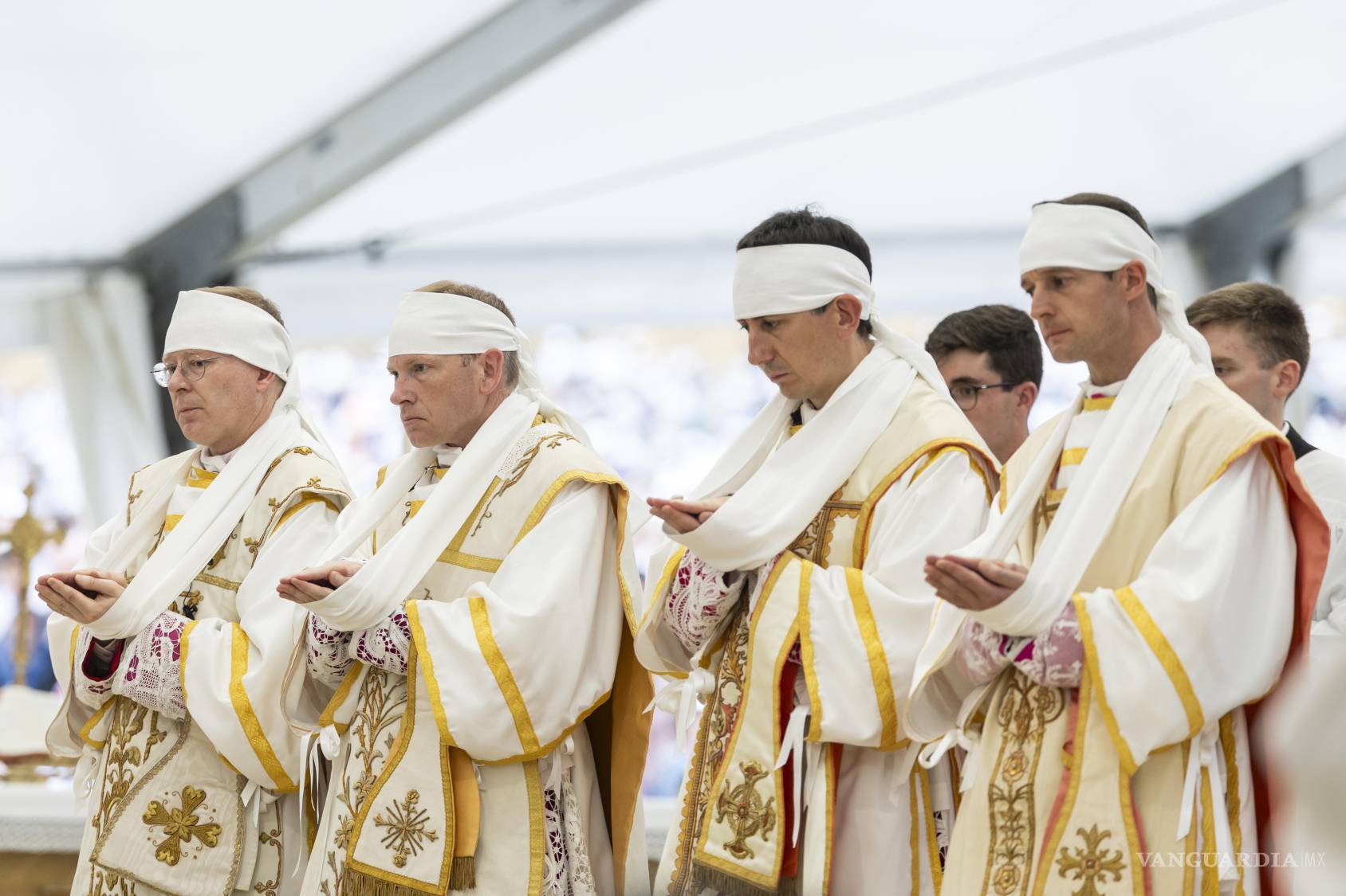$!Los obispos Pascal Schreiber, Michael Goldade, Michel Poinsinet de Sivry y Marc Hanappier, en su ordenación por la raternidad Sacerdotal San Pío X.