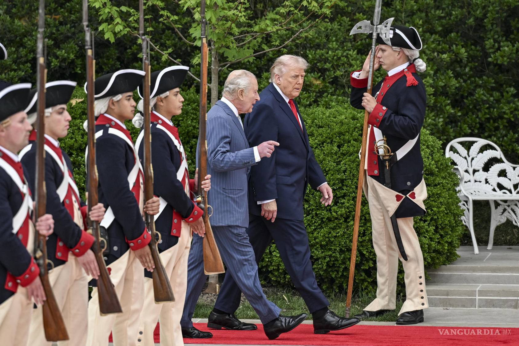 $!El rey Carlos III camina junto al presidente Donald Trump por el Jardín de las Rosas durante la ceremonia de llegada a la Casa Blanca en Washington.