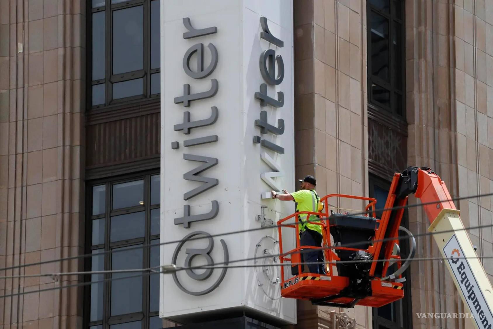 $!Un trabajador retira las letras del icónico letrero de Twitter en la sede de la compañía después de que Elon Musk anunciara el cambio de marca de la plataforma de redes sociales a X.