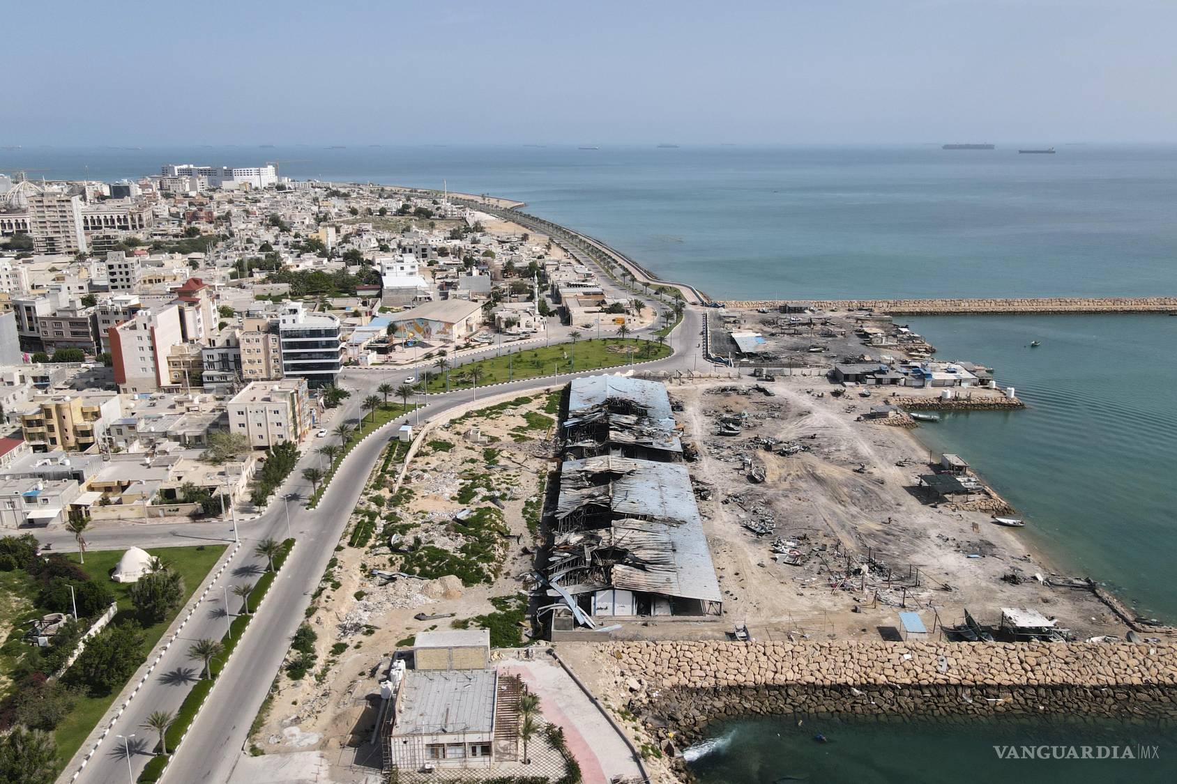 $!Barcos al fondo en el estrecho de Ormuz junto a la isla de Qeshm, donde se ven daños que según testigos se deben a ataques aéreos recientes de la campaña de Estados Unidos e Israel.