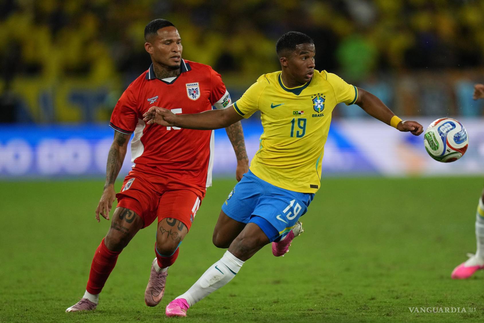 $!A la derecha, el futbolista brasileño luciendo el uniforme mundialista.