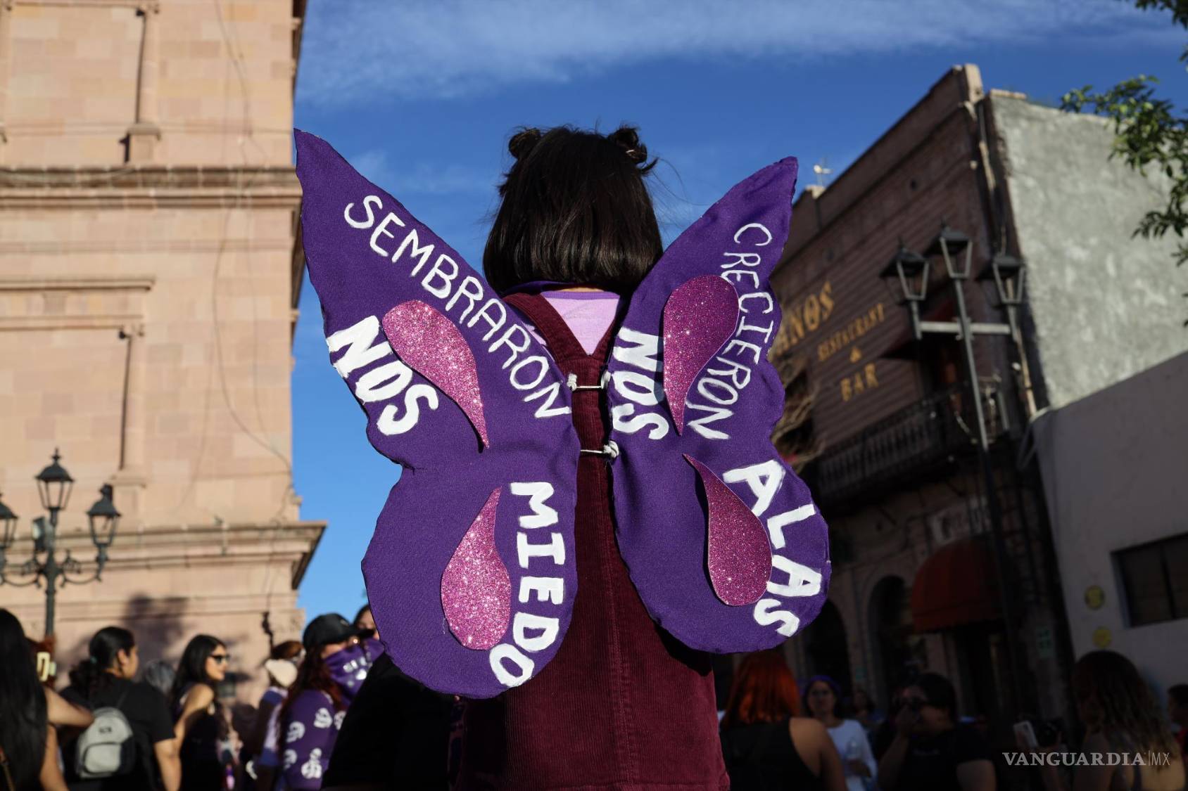 $!El miedo desapareció; las calles se tiñeron de morado.
