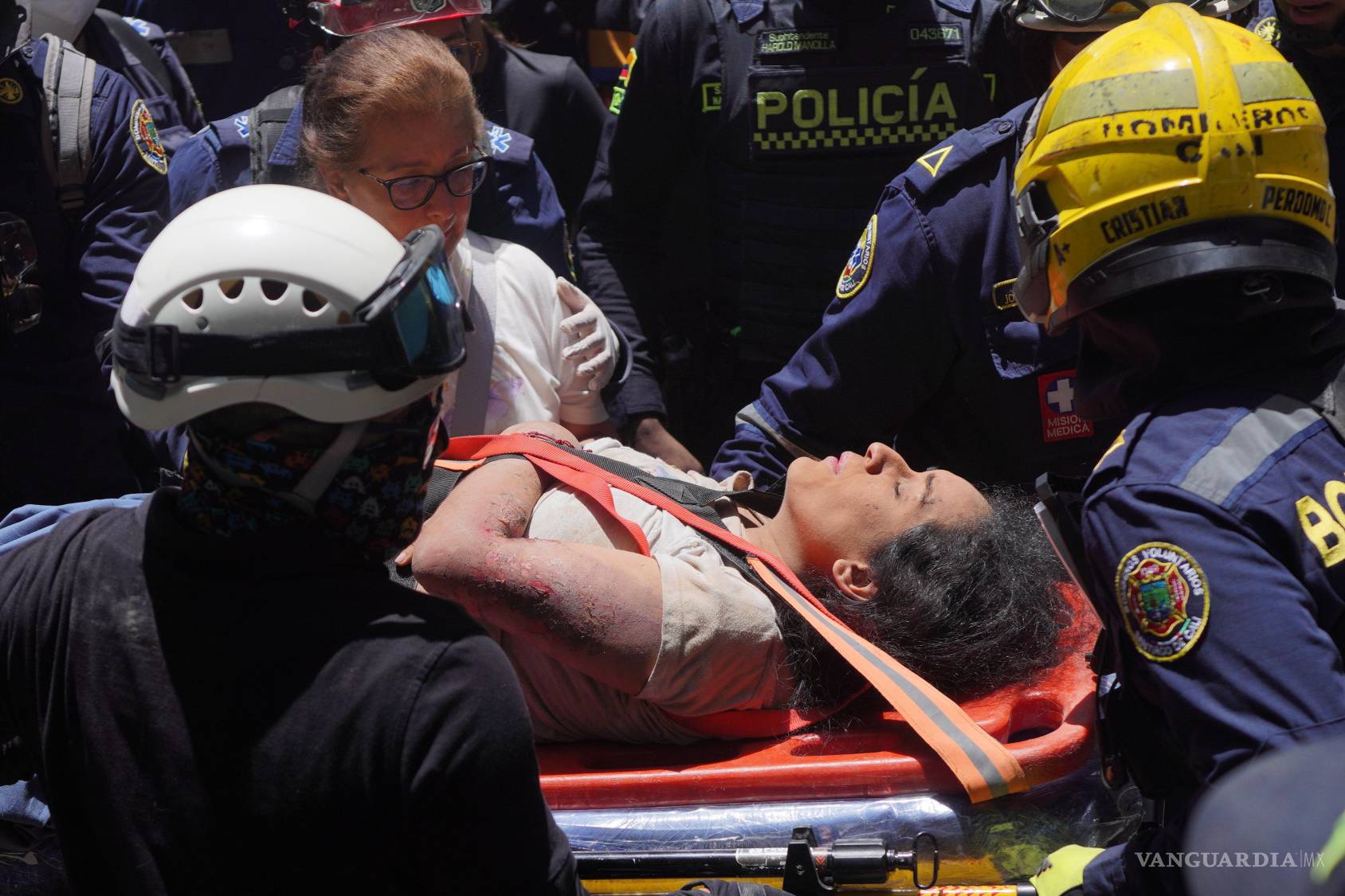 $!El milagroso rescate de sobrevivientes tras 30 horas atrapados devuelve la fe.