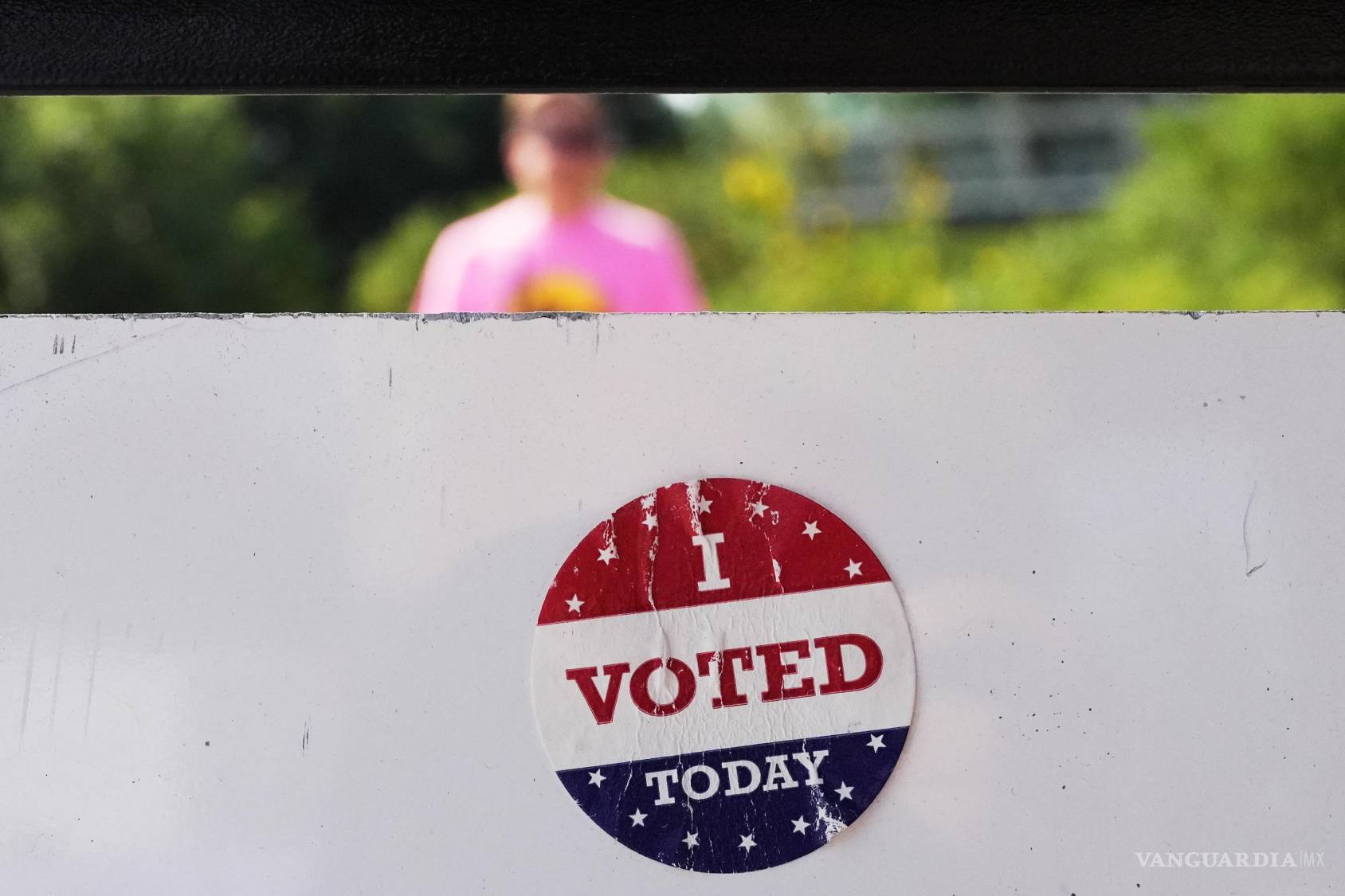 $!Esta fotografía del martes 11 de agosto de 2026 muestra una calcomanía que dice Hoy voté, en Olbrich Gardens, Wisconsin.