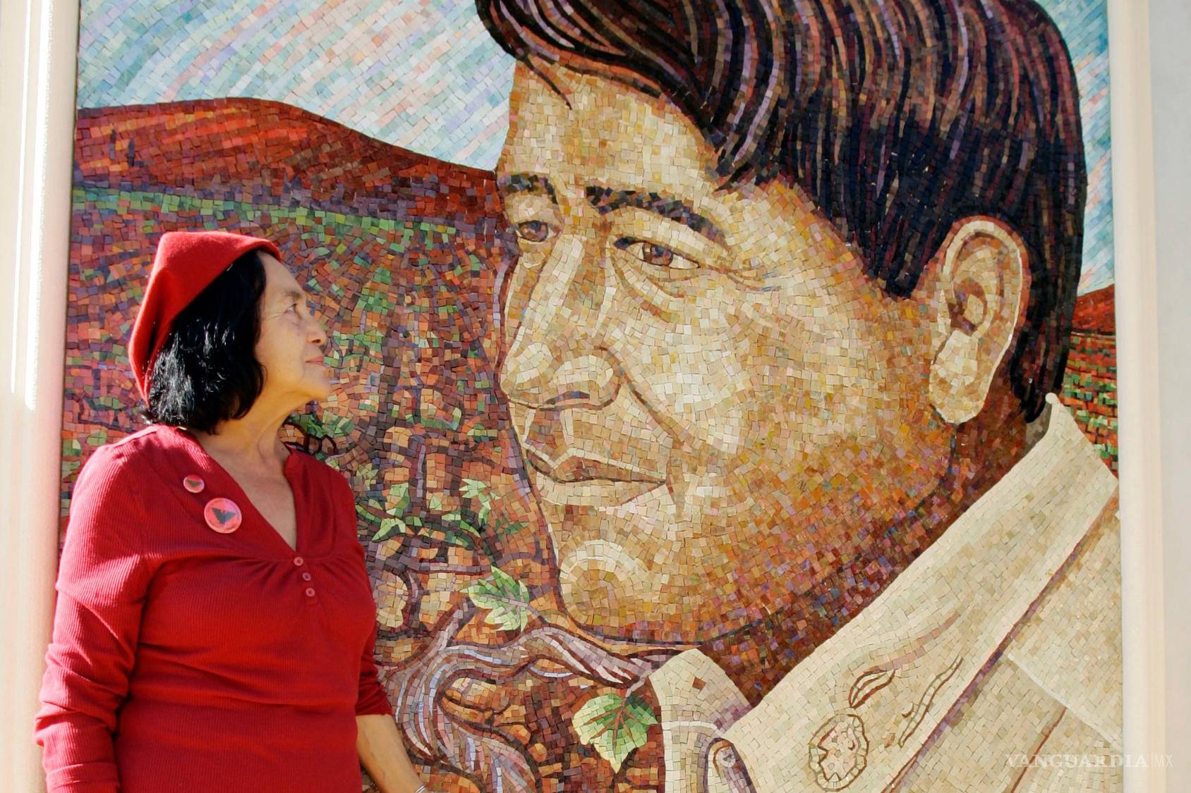 $!Dolores Huerta, cofundadora de United Farm Workers, observa un mural del difunto César Chávez durante la inauguración del Monumento al activista.