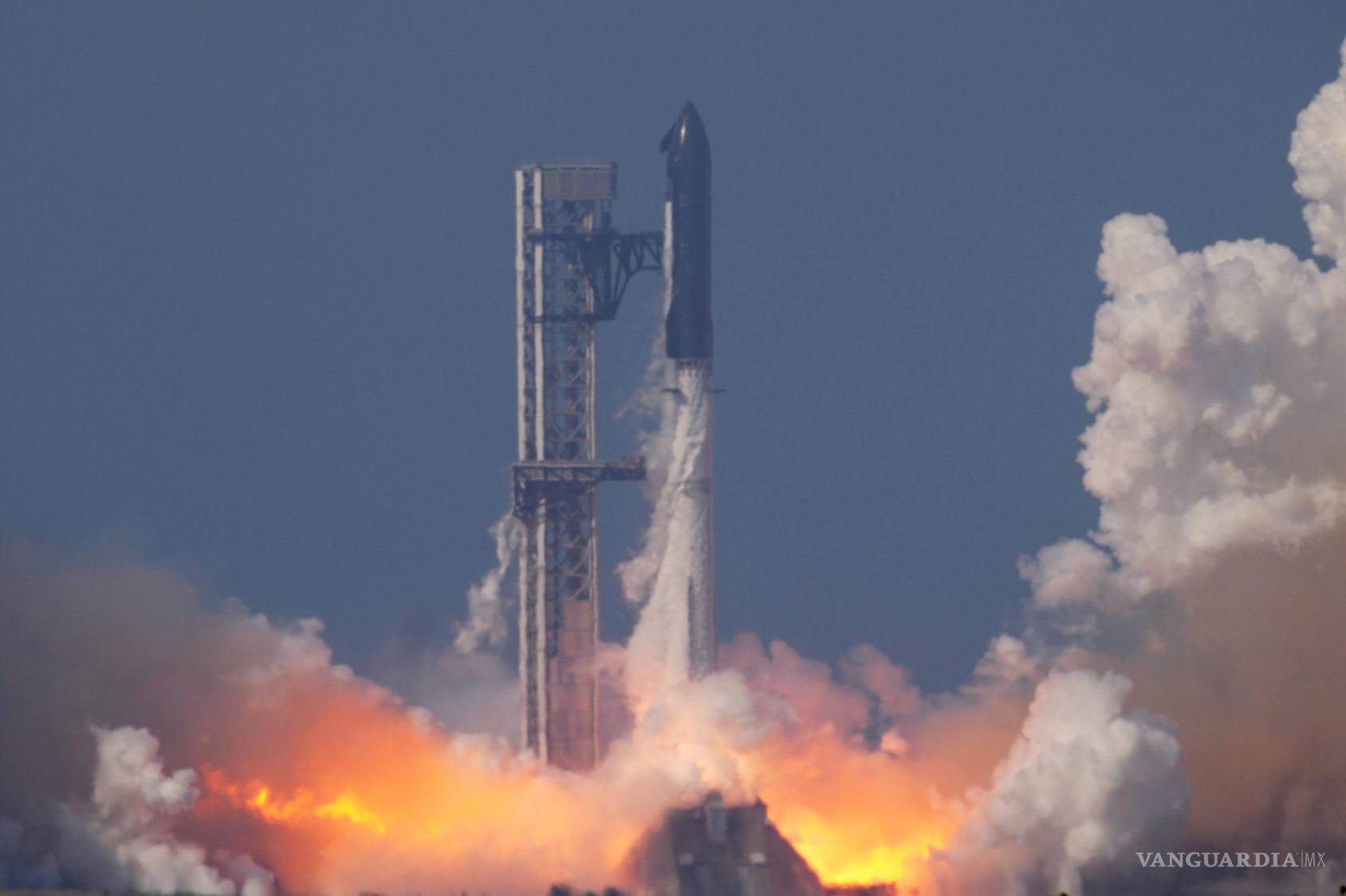 $!El megacohete Starship de SpaceX en un vuelo de prueba desde Starbase, Texas, el viernes 22 de mayo de 2026.