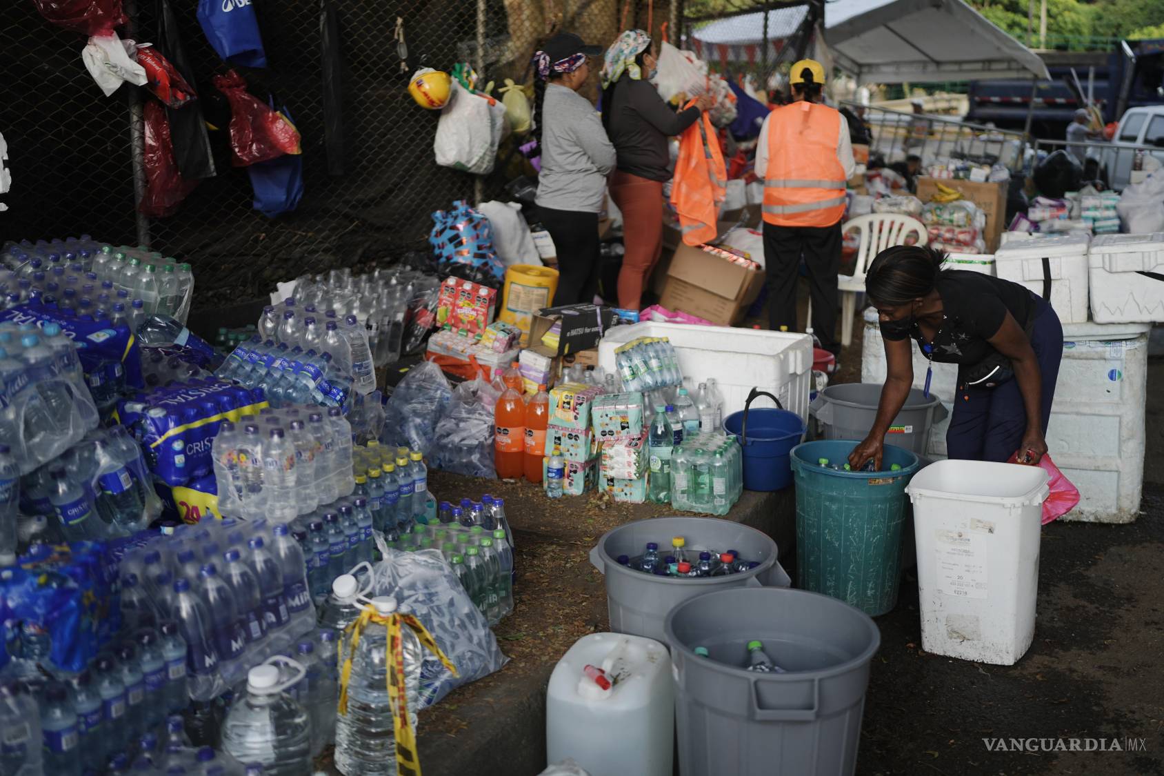 $!Voluntarios clasifican y distribuyen toda la ayuda para las personas afectadas por el terremoto en Cali, Colombia.