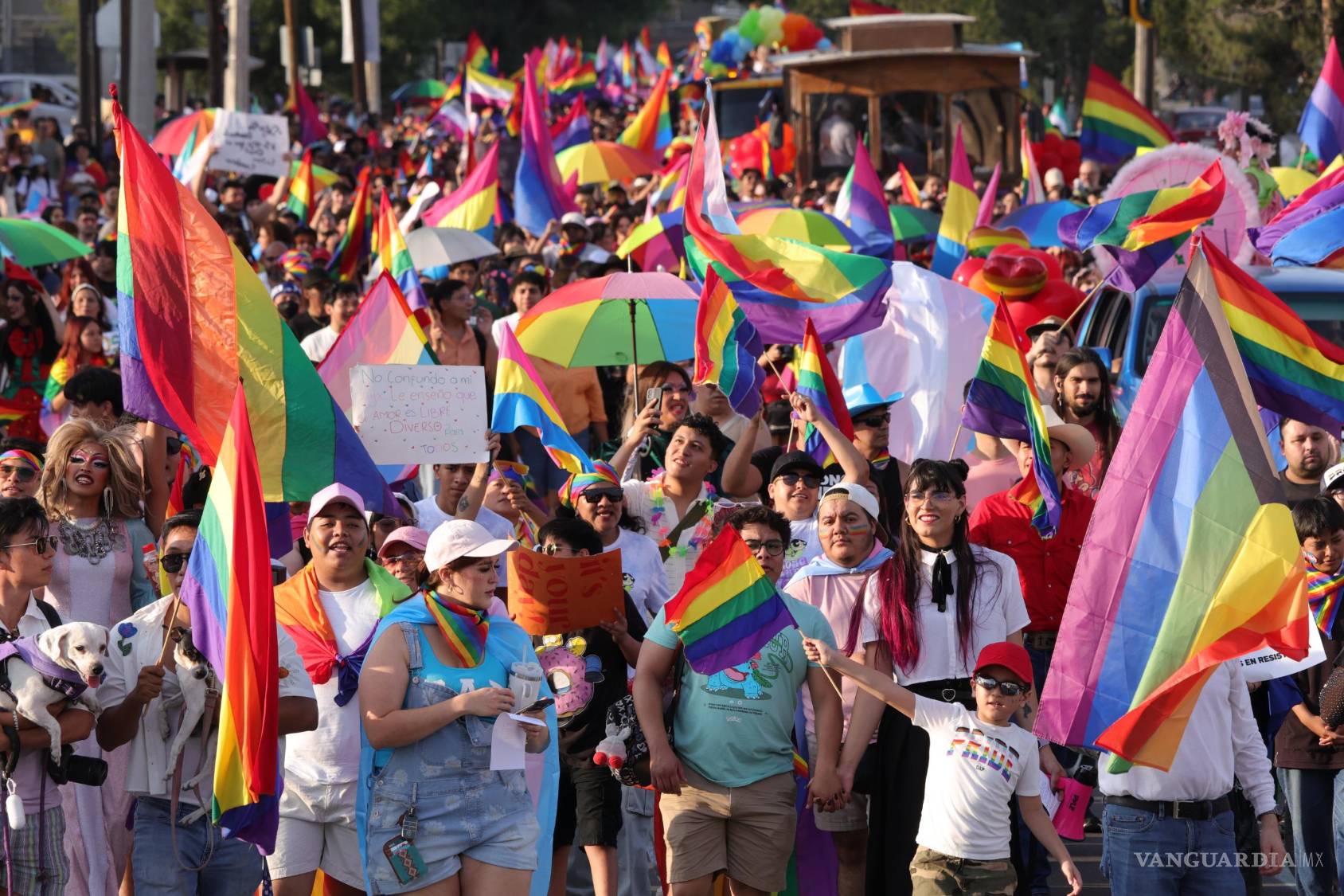 $!Familias diversas encabezaron el contingente multicolor que partió desde el Instituto Tecnológico de Saltillo hacia la Plaza de Armas.