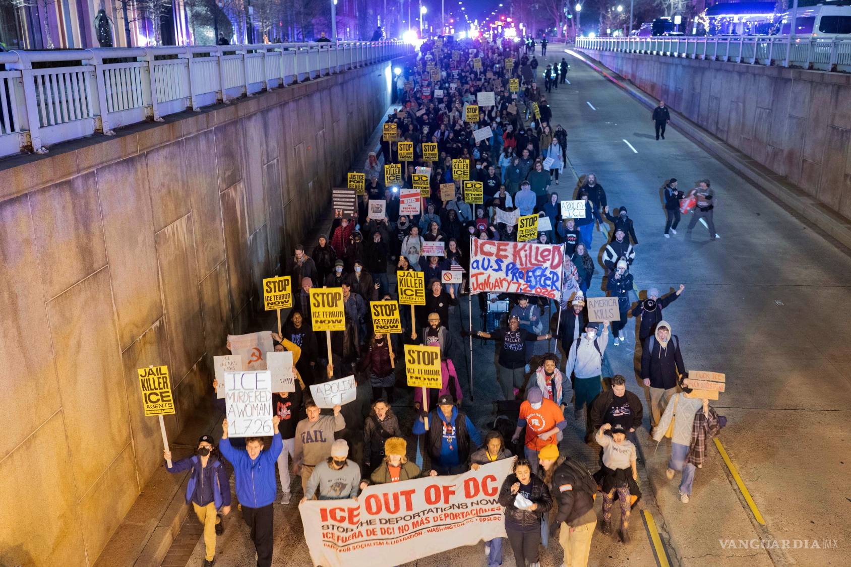 $!Cientos de personas marchan bajo consignas contra las deportaciones masivas y la violencia federal.