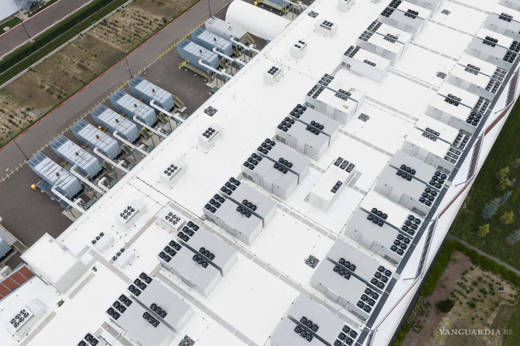 $!Ventiladores que forman parte de un sistema de refrigeración se ven en el techo de un centro de datos, el lunes 27 de abril de 2026, en Hillsboro, Oregón.