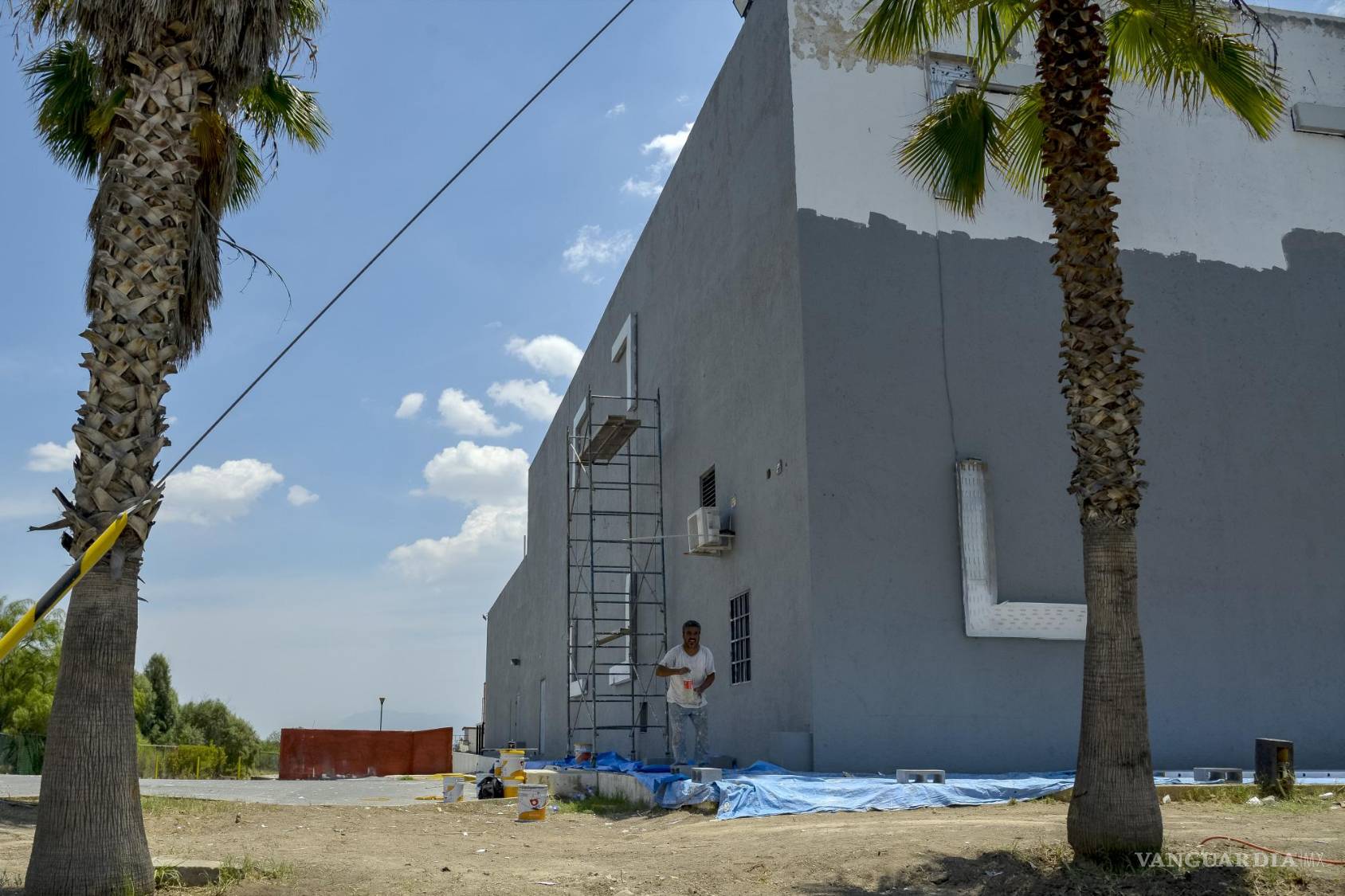 $!Trabajadores pintando el exterior del antiguo edificio del casino “Caliente” en Saltillo, que en sus inicios fue propiedad de Jorge Hank Ron.
