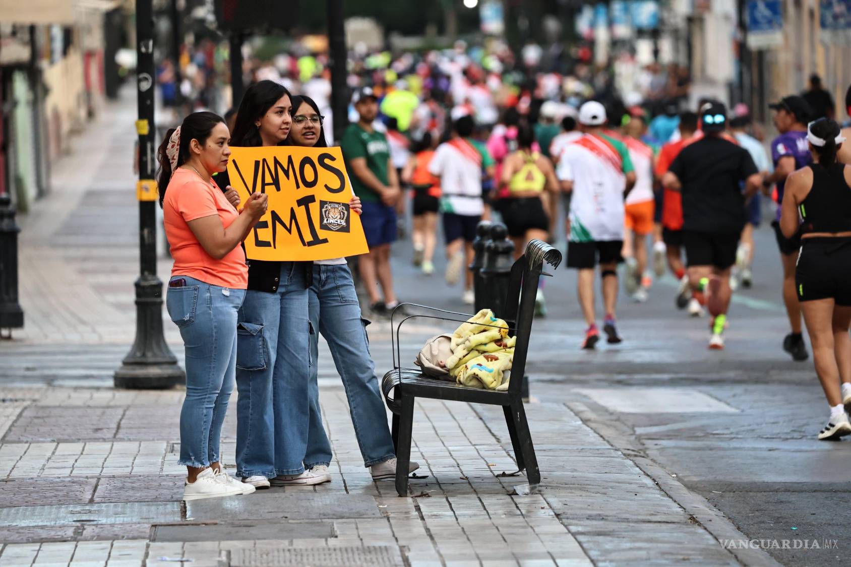 $!Familias completas alentaron a los participantes con pancartas, sirenas y mensajes de apoyo.
