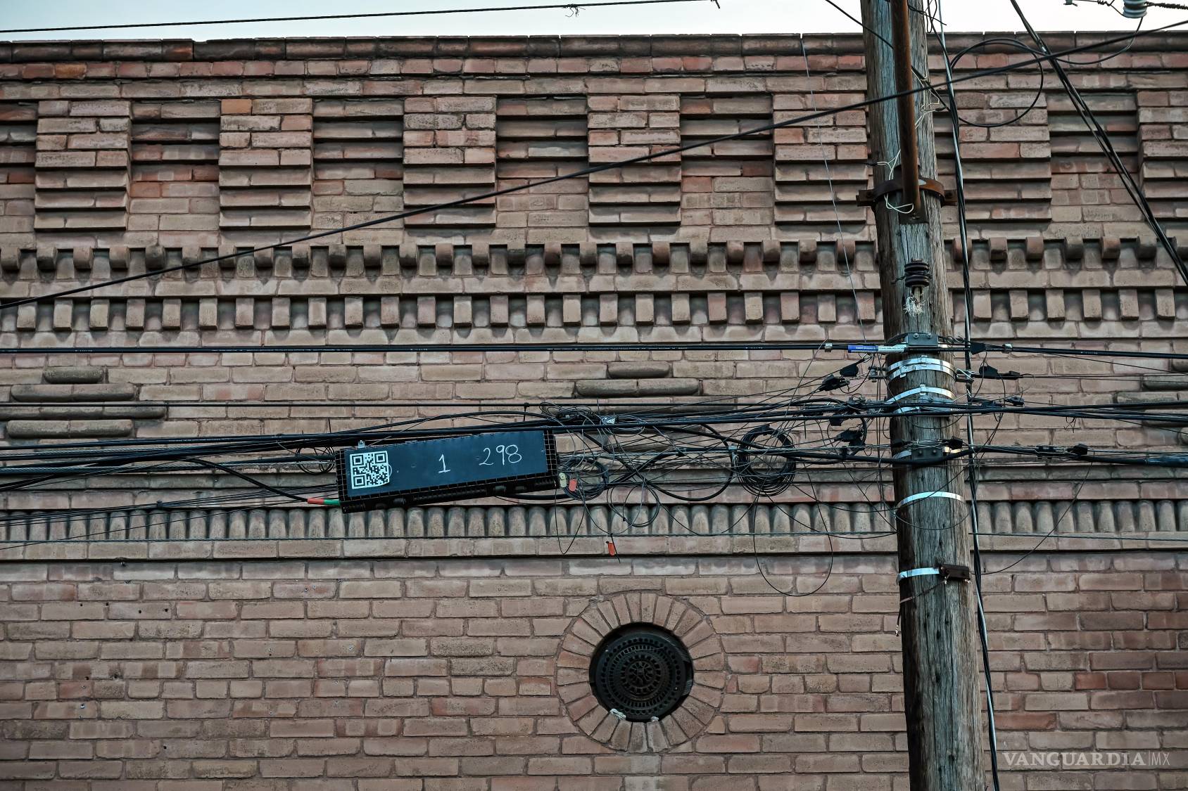 $!La ornamentación de ladrillo revela una preocupación por el detalle y la belleza arquitectónica que contrasta con la instalación de cables, cajas y conexiones frente a la fachada. Dos maneras de intervenir el espacio urbano conviven en una misma imagen: una diseñada para ser contemplada y otra cuya presencia hemos aprendido a ignorar.