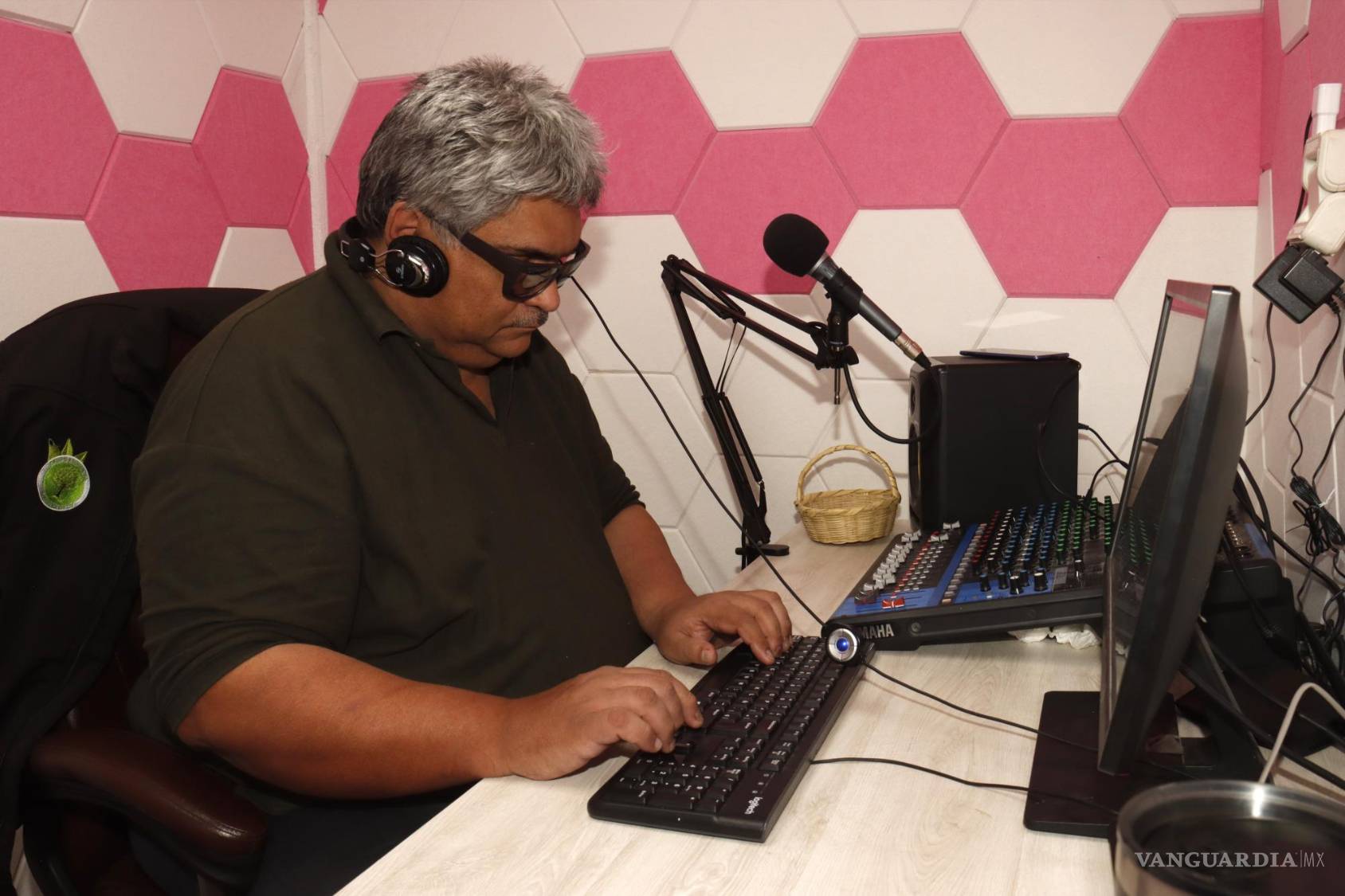 $!Andrés explica que para operar la cabina ocupa un lector de pantalla que trabaja con una combinación de teclas para realizar distintas acciones.